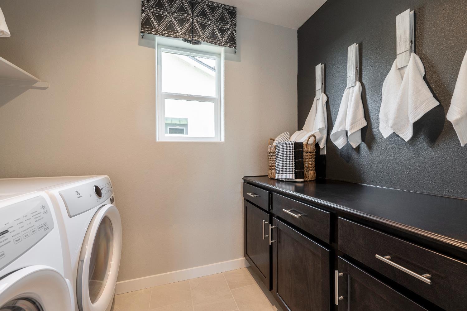 586 Ophelia Ave, Madera, CA 93636