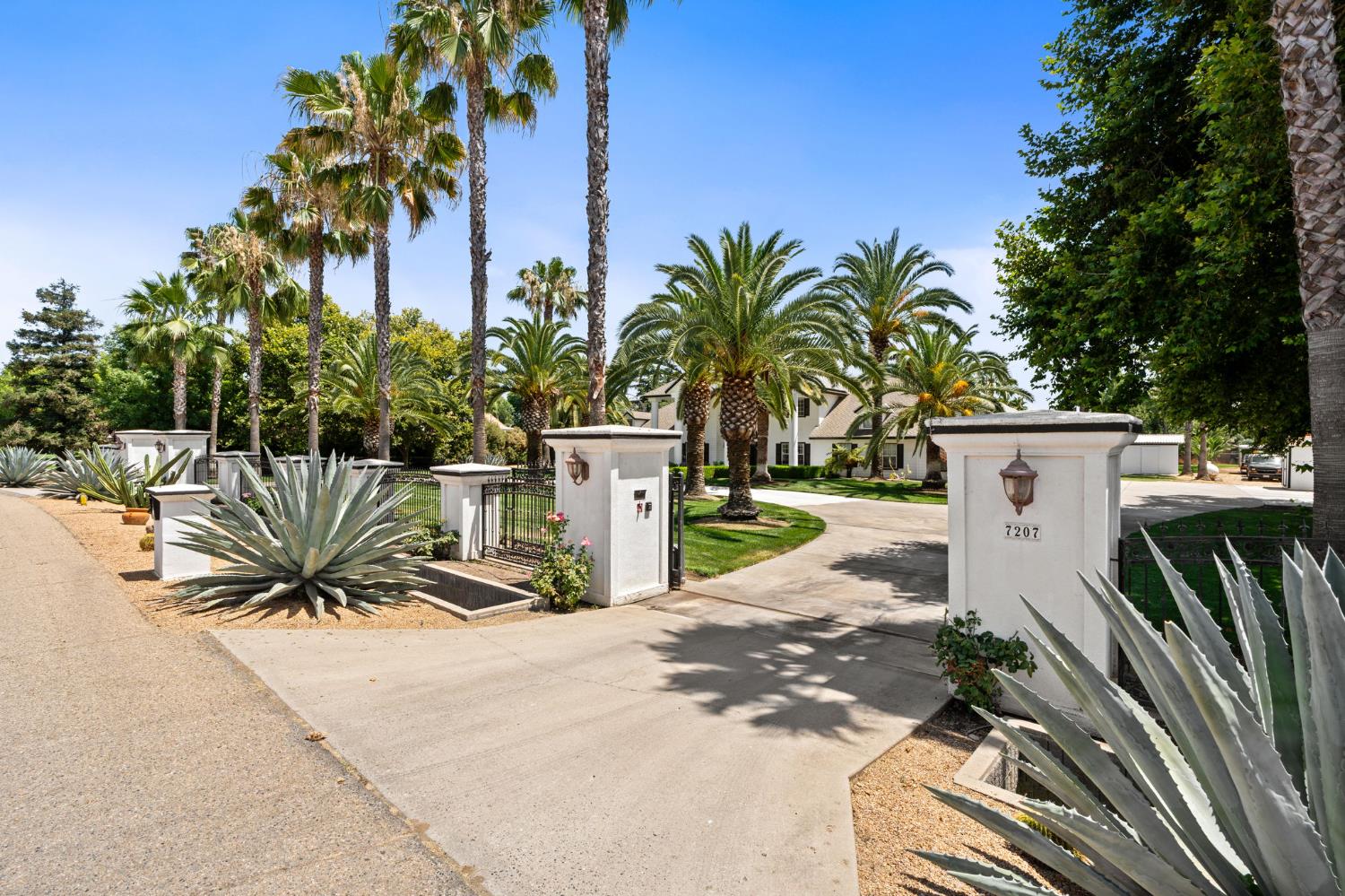 7207 E Bremer Ave, Fresno, CA 93737