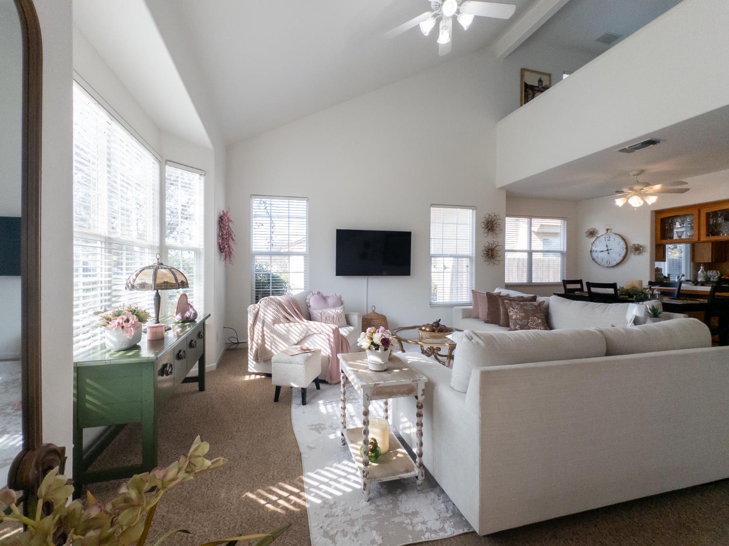 337 E Village Dr, Dinuba, CA 93618