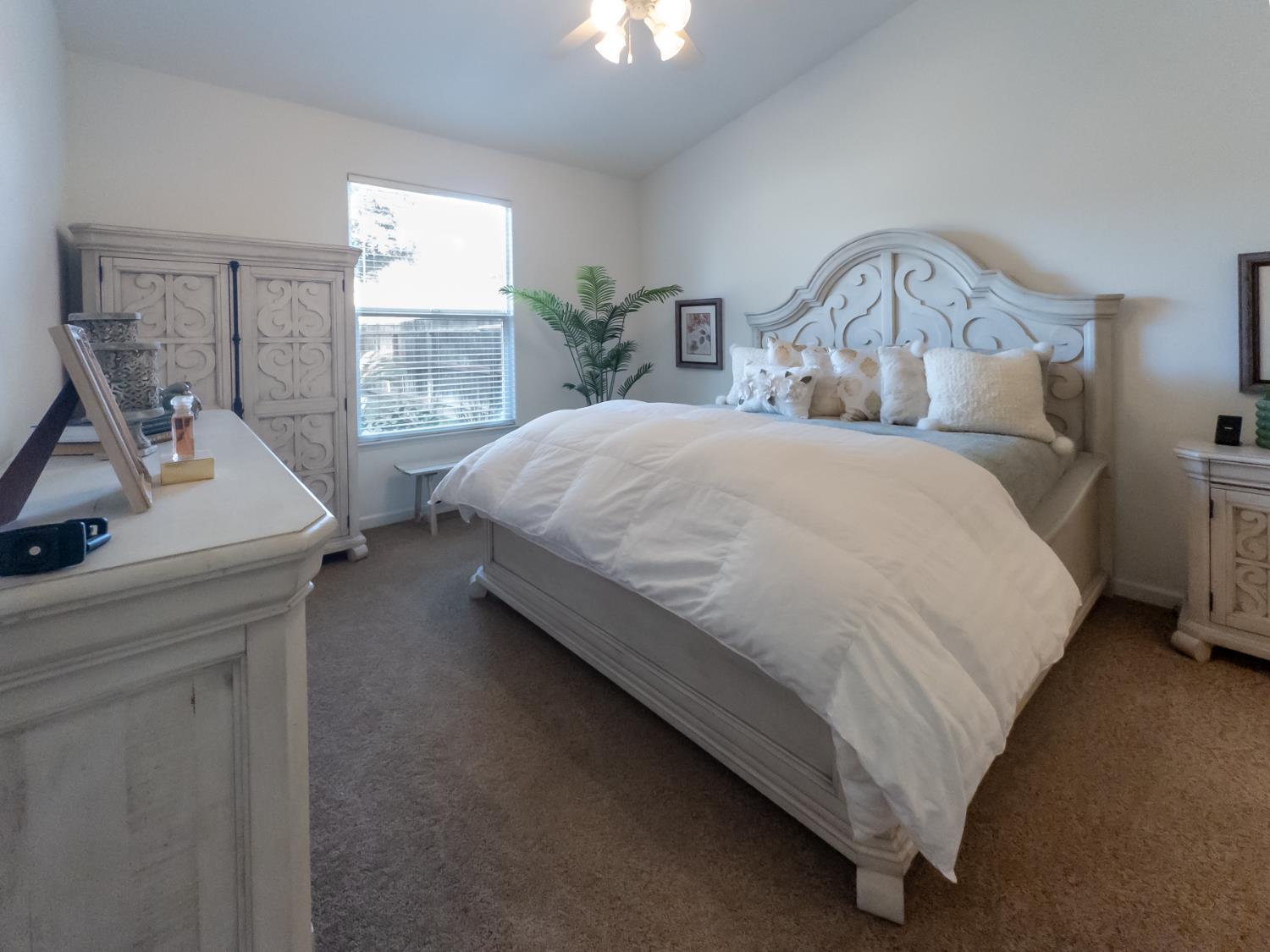 337 E Village Dr, Dinuba, CA 93618