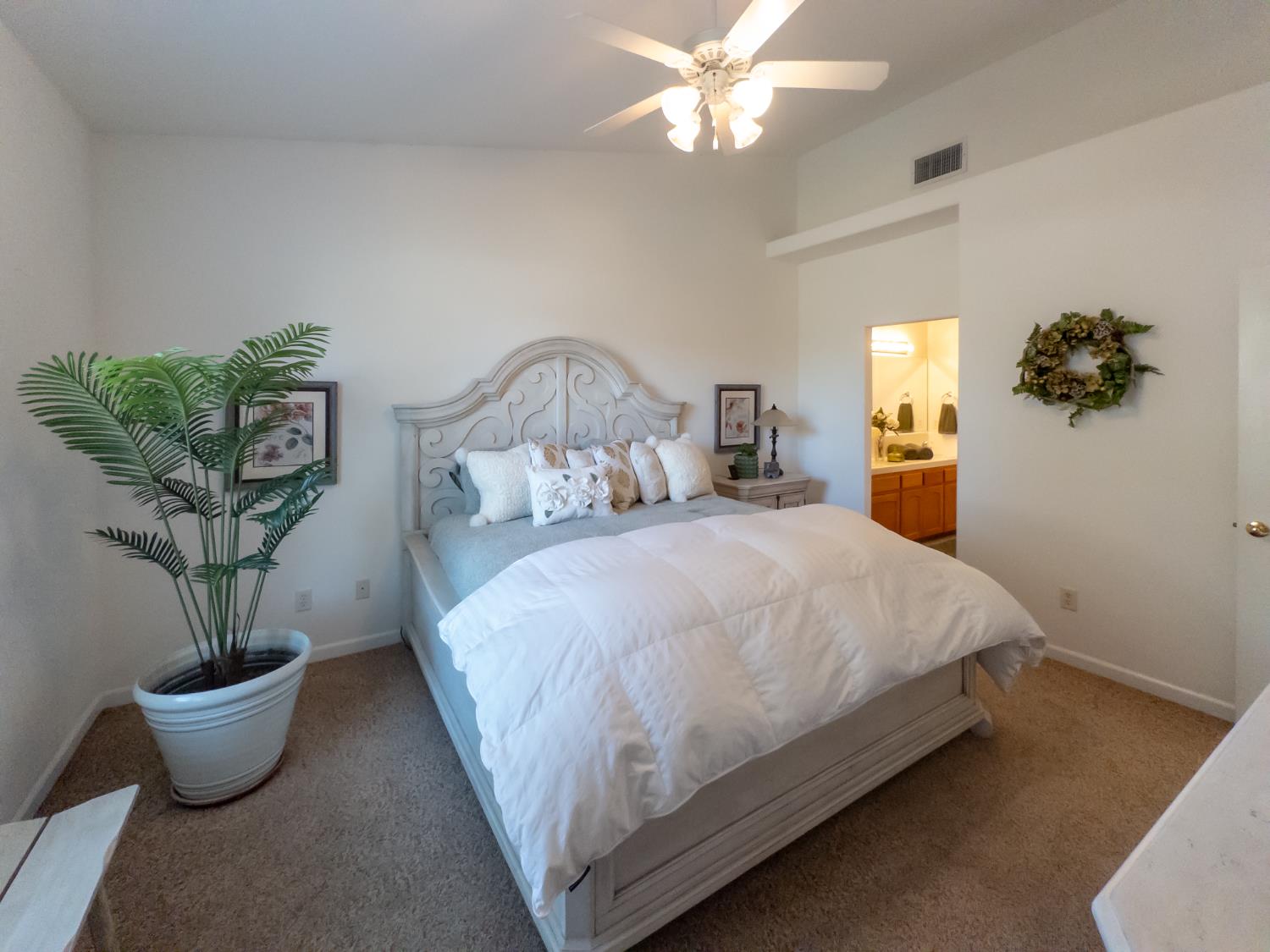 337 E Village Dr, Dinuba, CA 93618