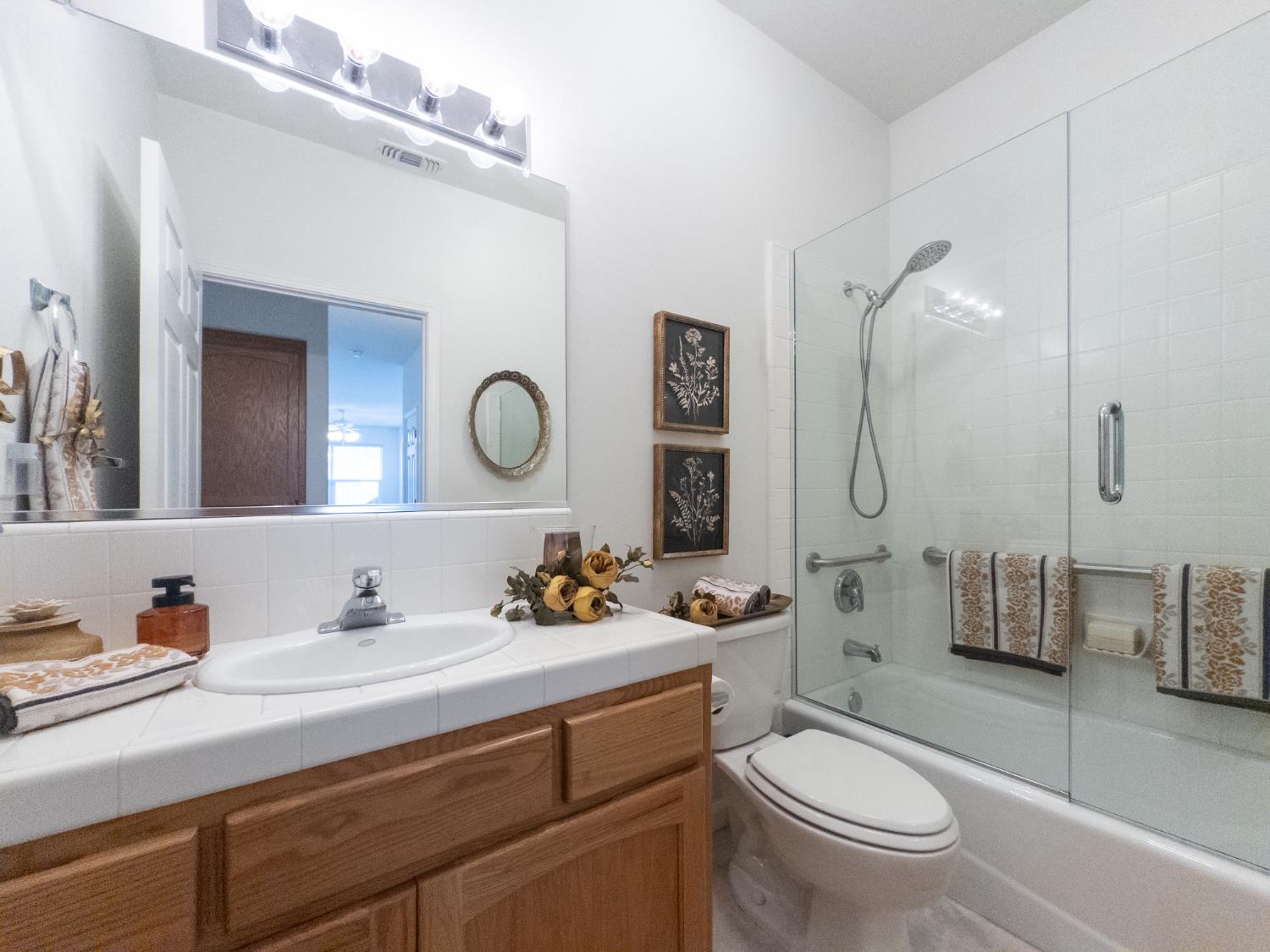 337 E Village Dr, Dinuba, CA 93618