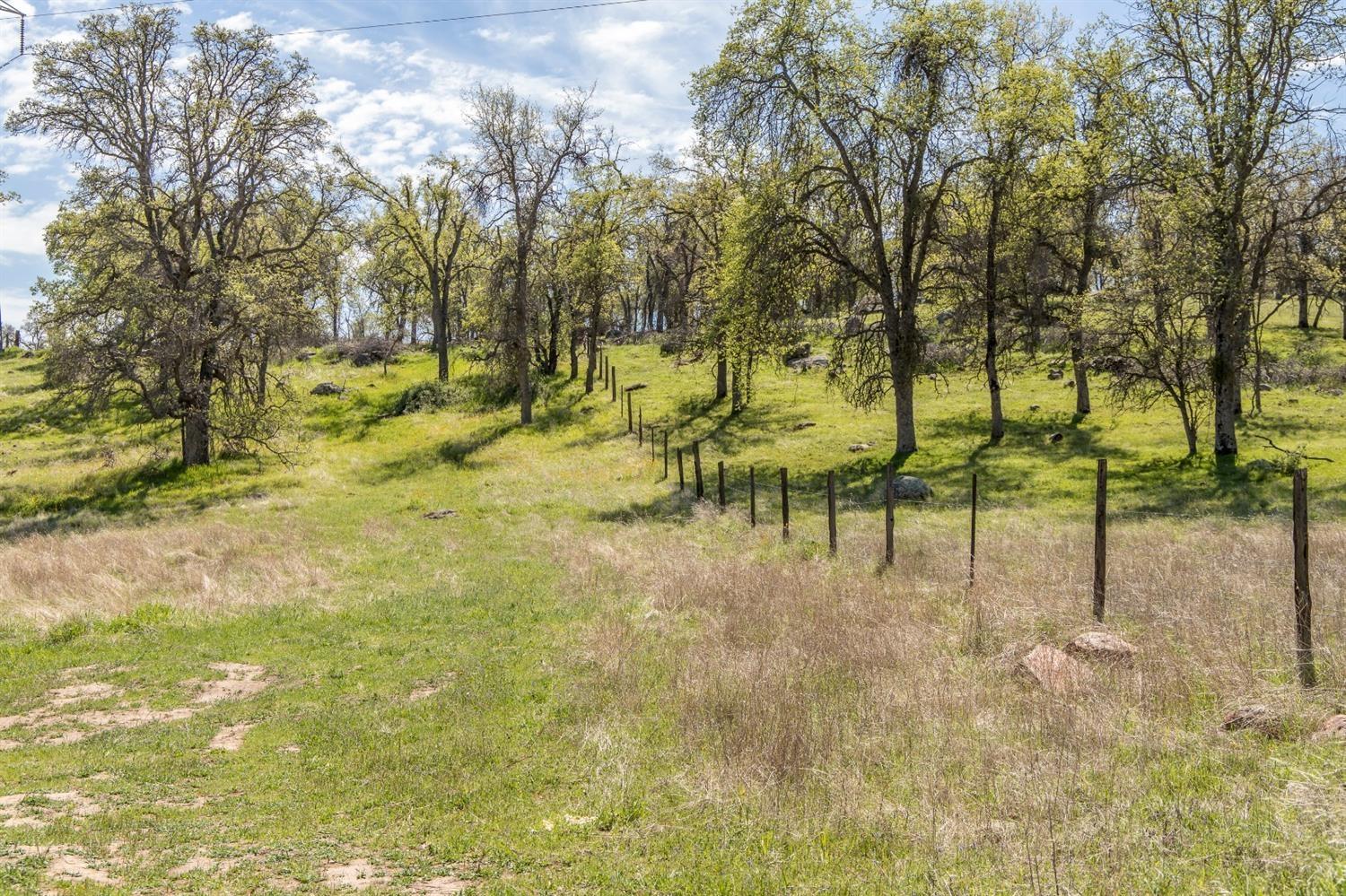 1321 Elwood Rd, Yokuts Valley, CA 93675