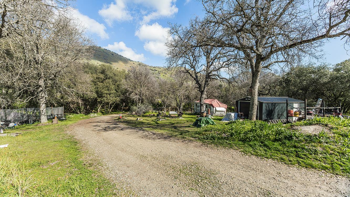 1321 Elwood Rd, Yokuts Valley, CA 93675