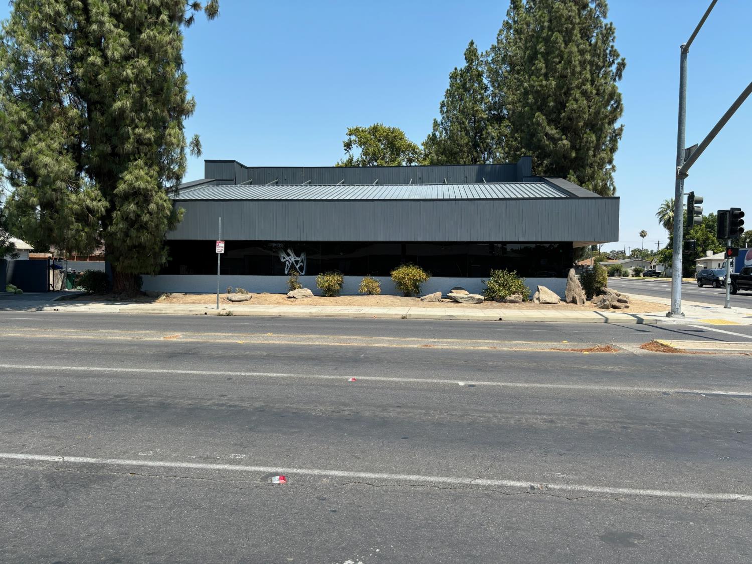 911 E Shields Ave, Fresno, CA 93704