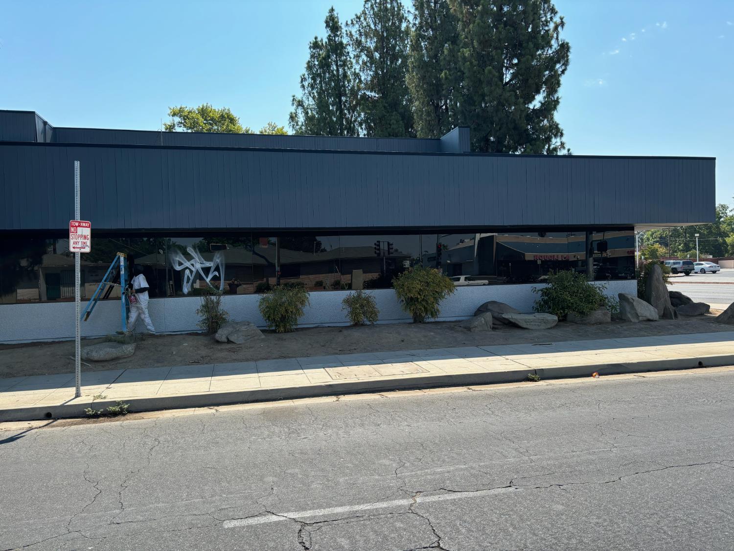 911 E Shields Ave, Fresno, CA 93704