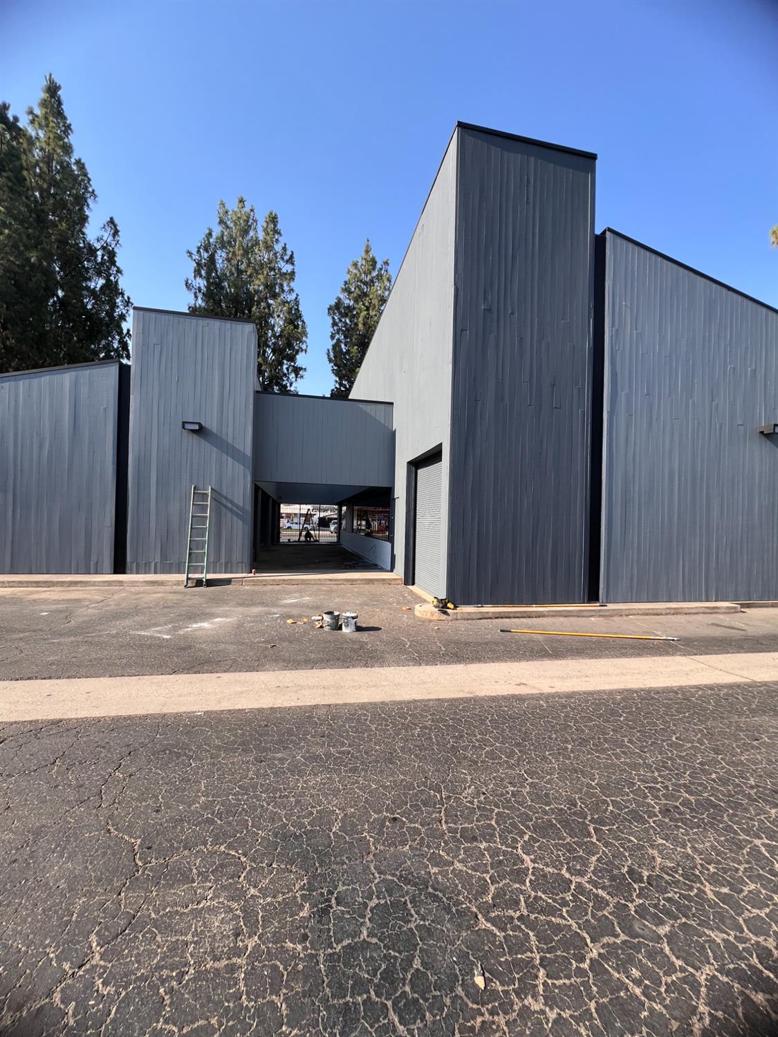 911 E Shields Ave, Fresno, CA 93704