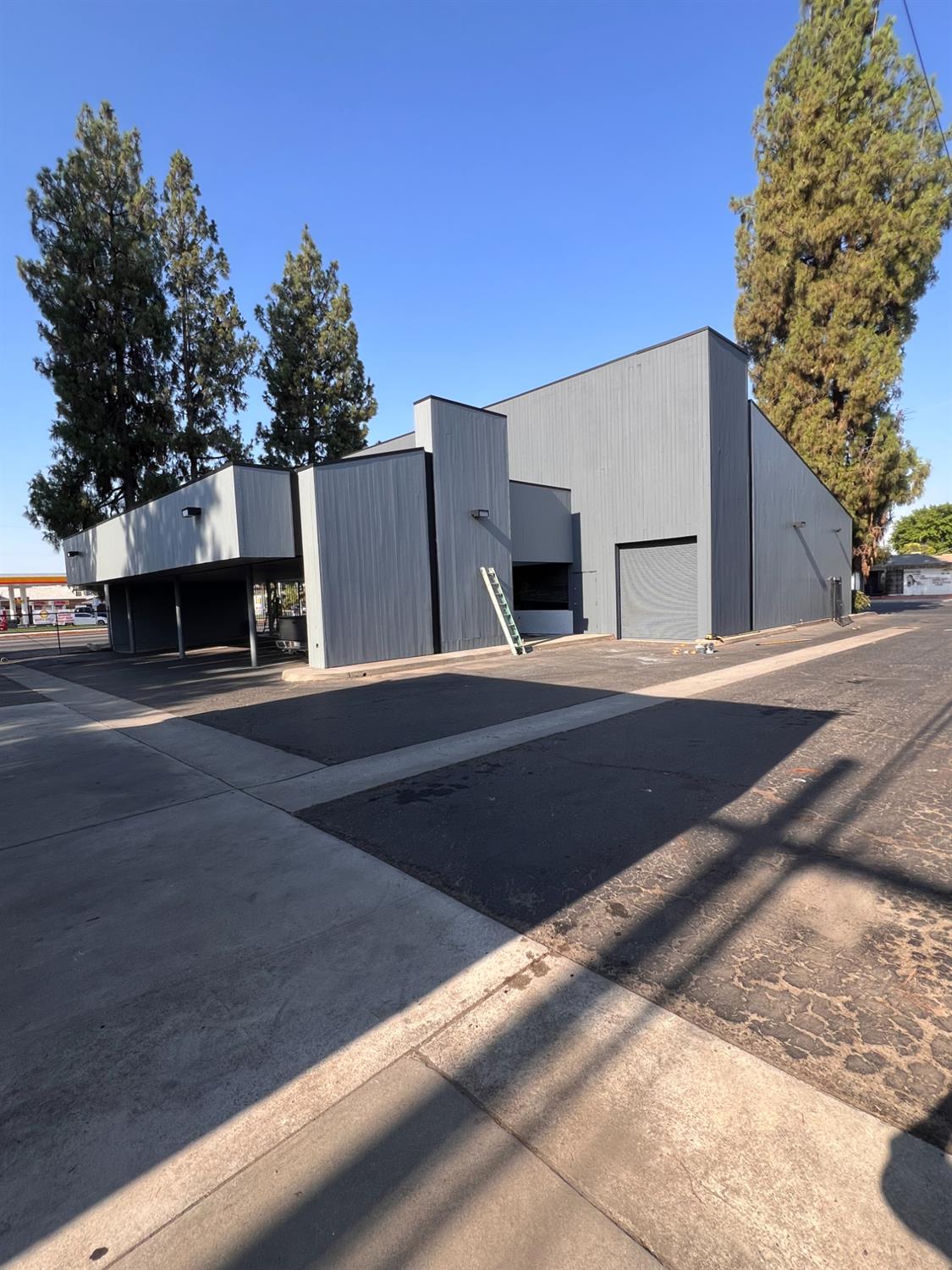 911 E Shields Ave, Fresno, CA 93704