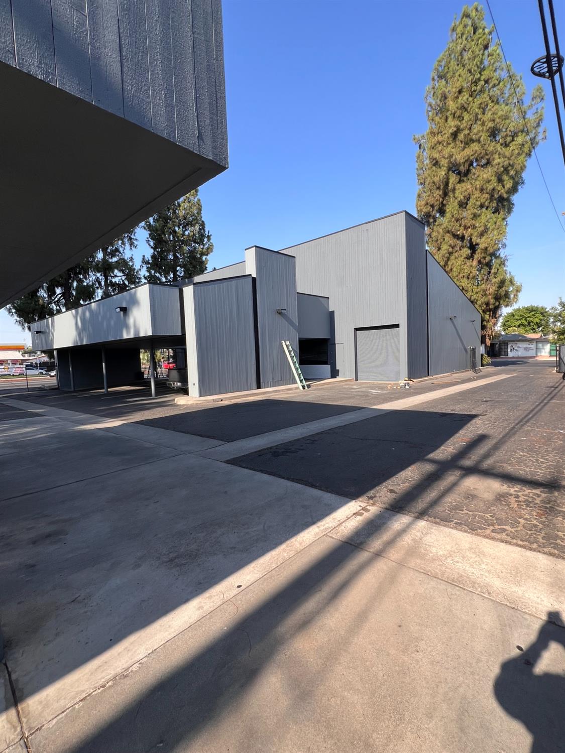 911 E Shields Ave, Fresno, CA 93704