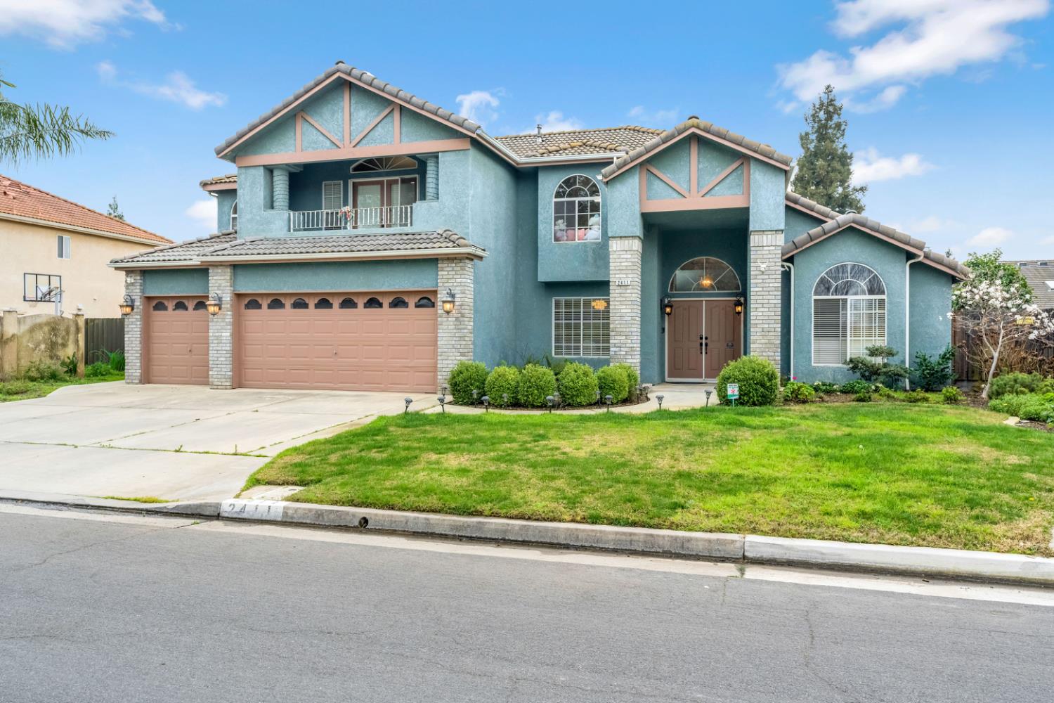 2411 E Salem Ave, Fresno, CA 93720