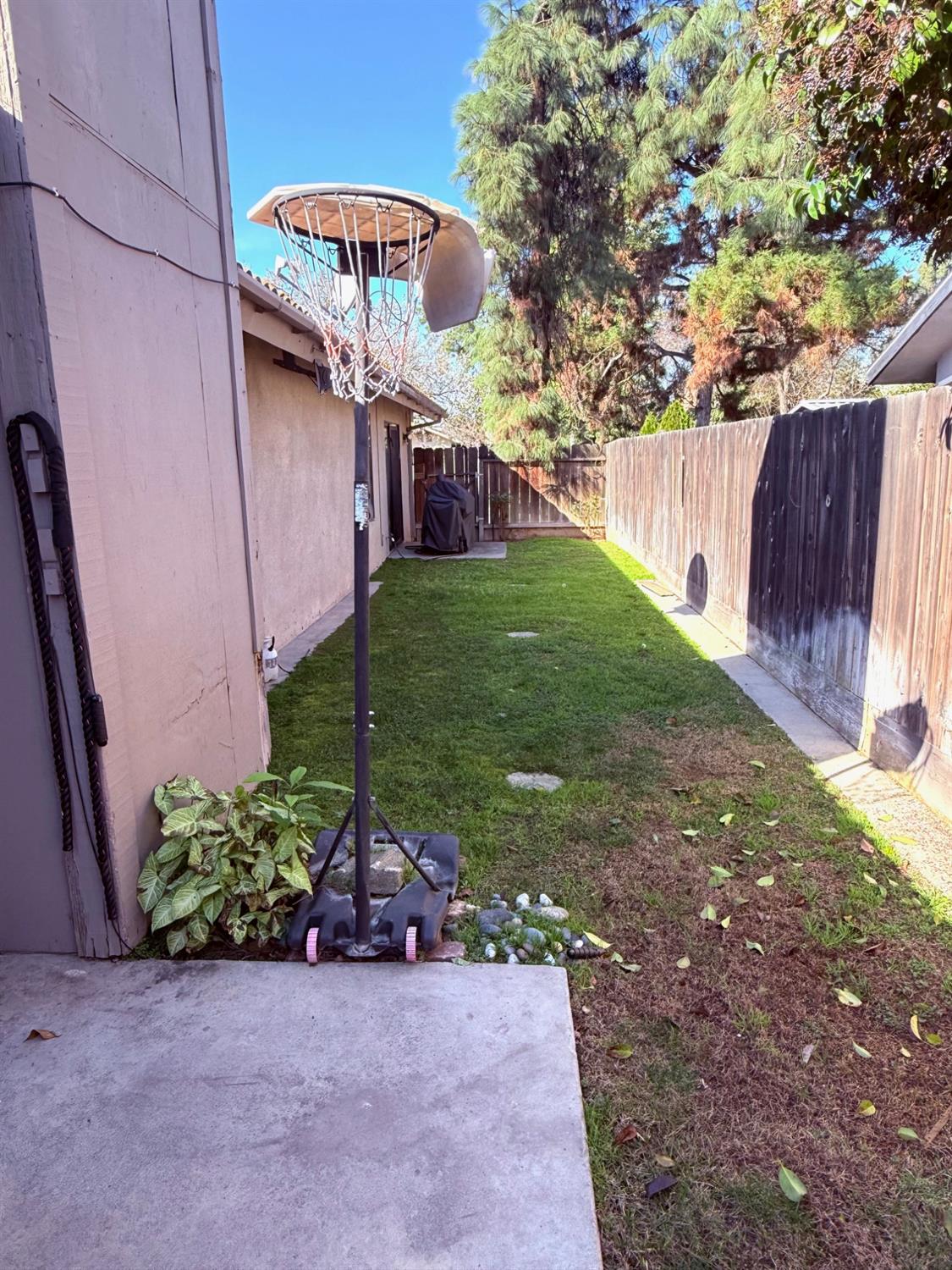 284 W Lexington Ave, Fresno, CA 93711