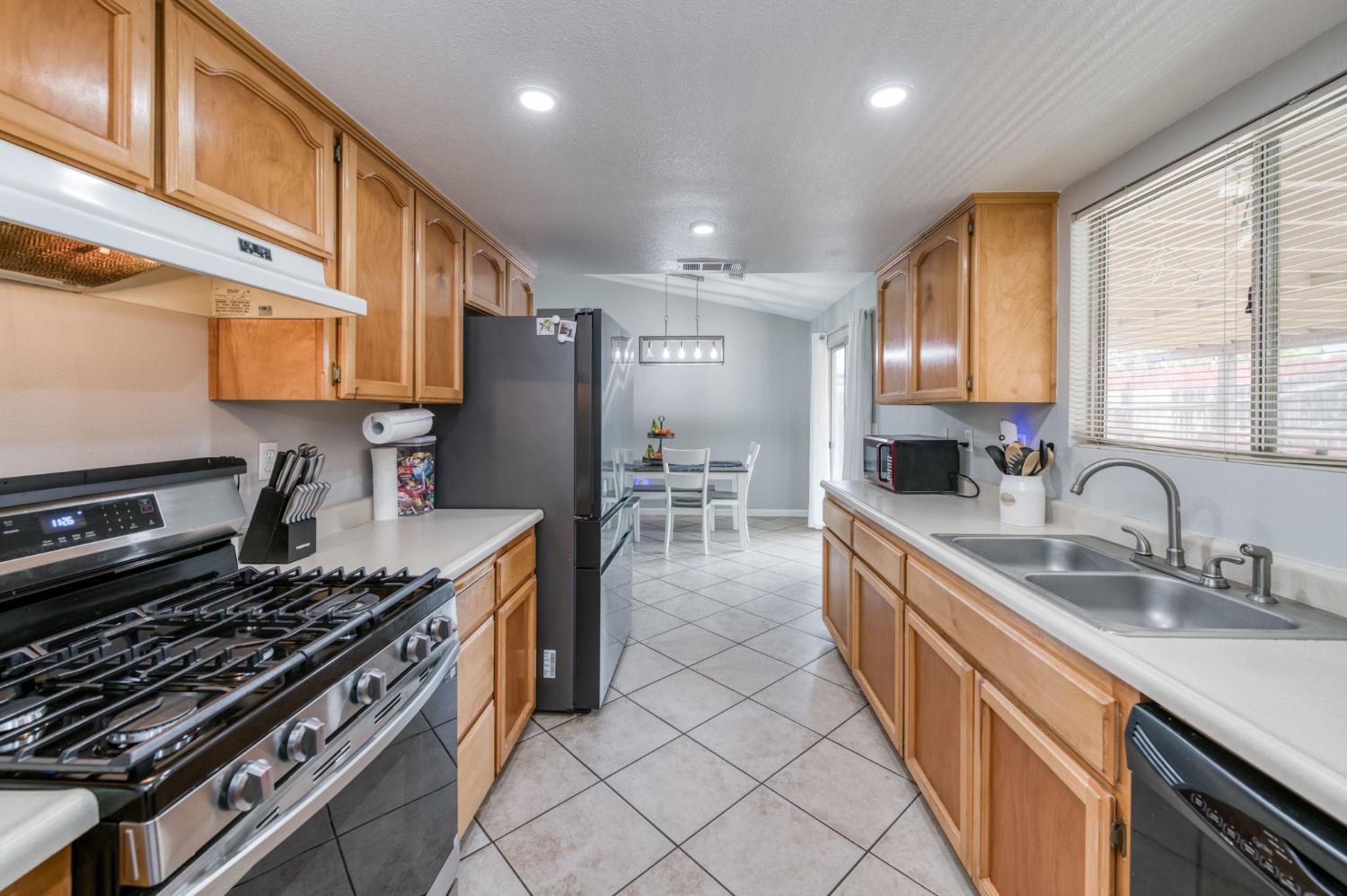 983 Church Ave, Sanger, CA 93657