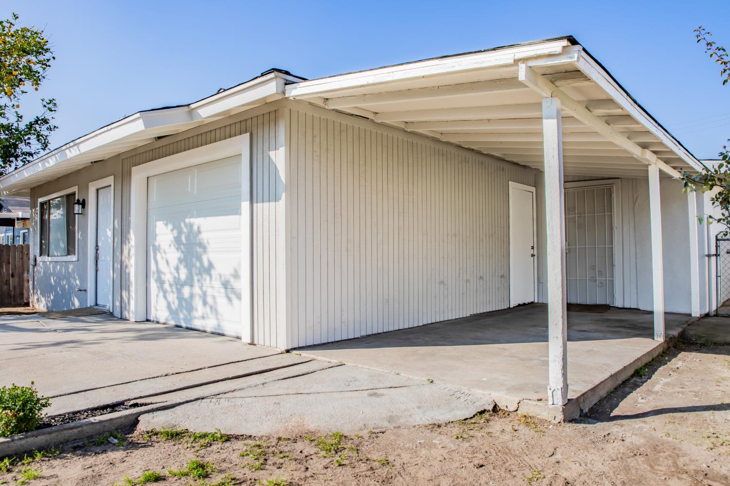 12644 W H, Biola, CA 93606