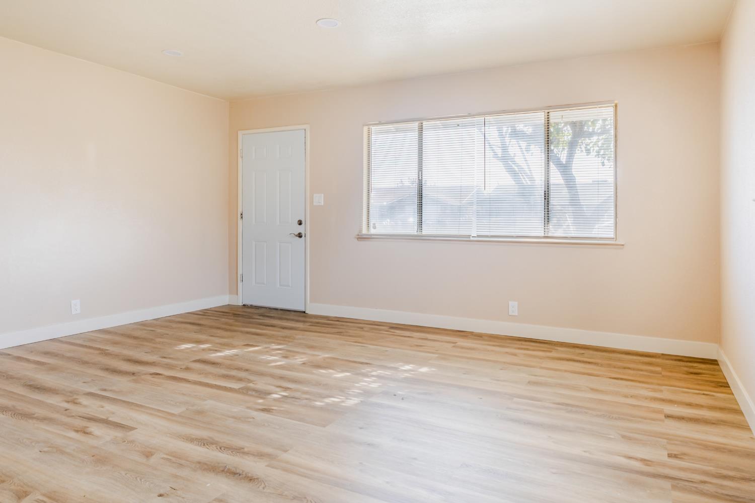 12644 W H, Biola, CA 93606