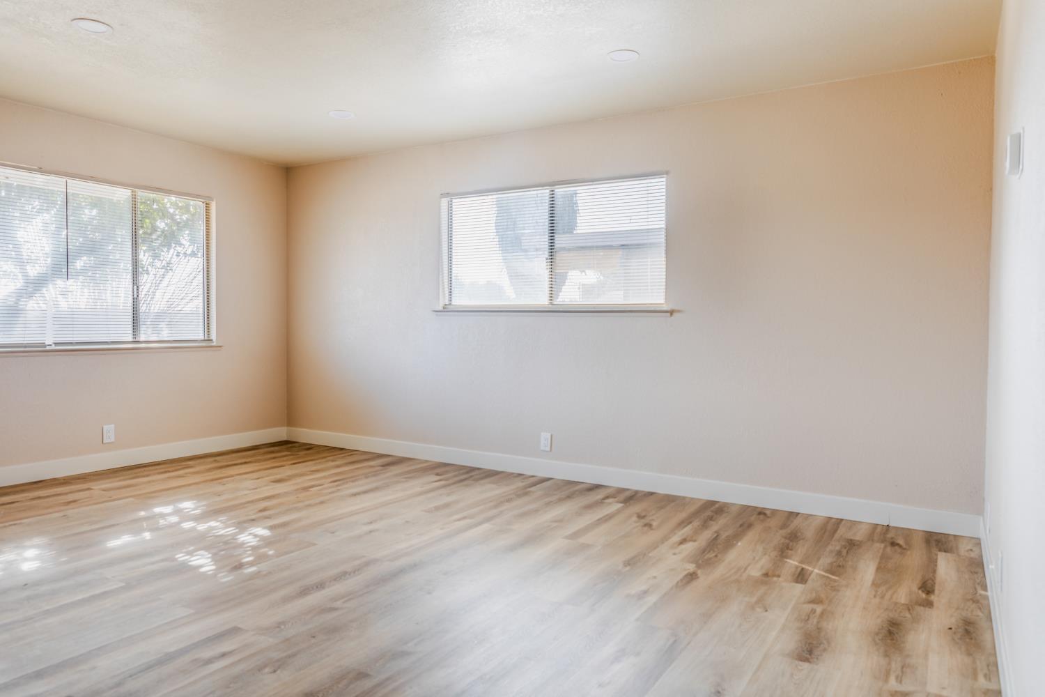 12644 W H, Biola, CA 93606