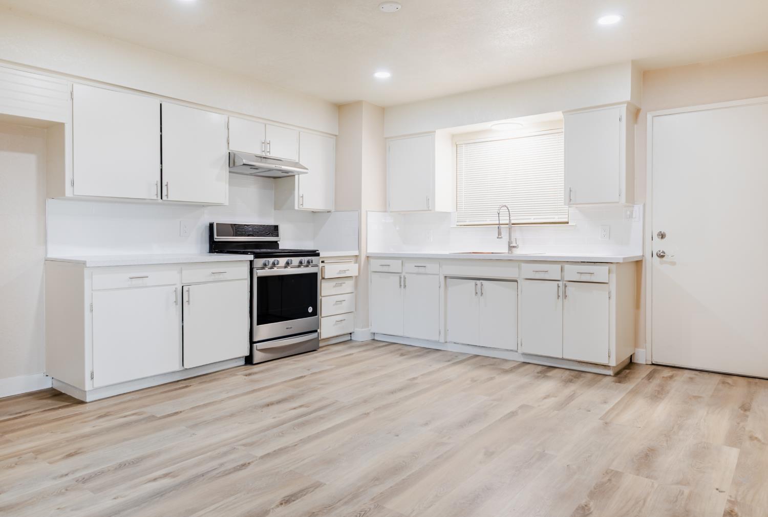 12644 W H, Biola, CA 93606