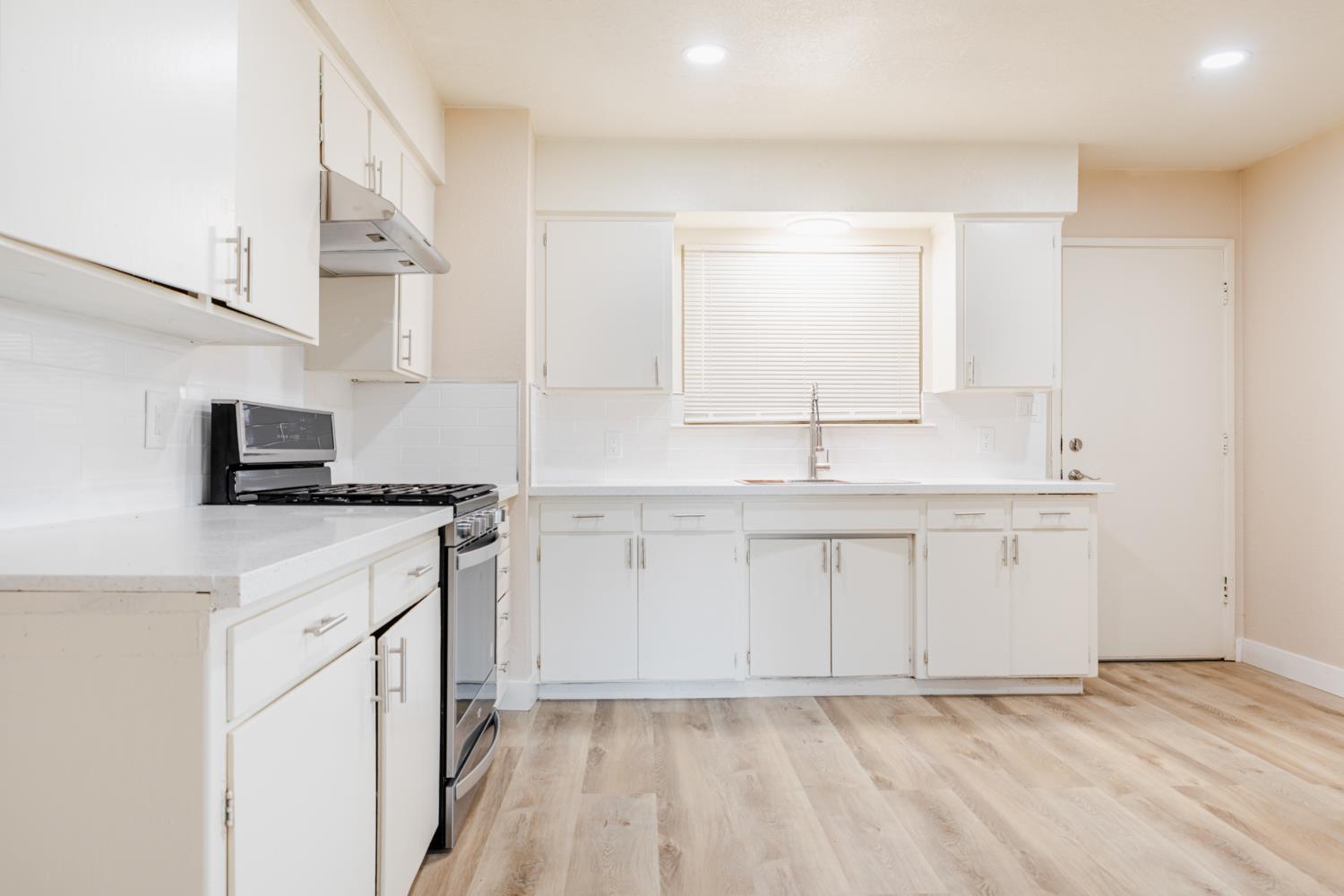 12644 W H, Biola, CA 93606