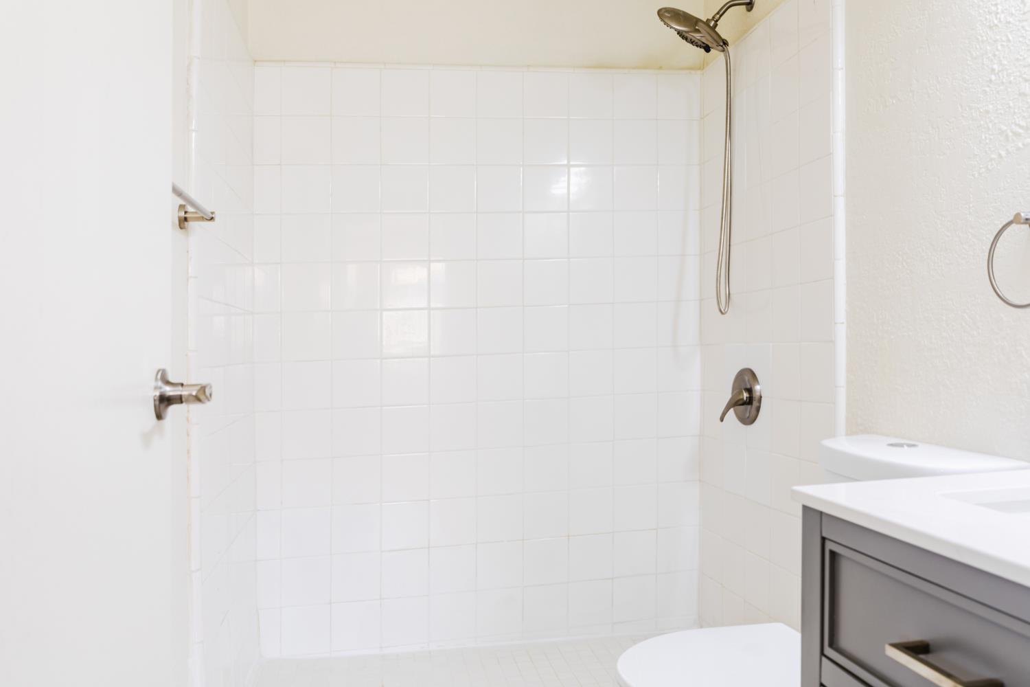 12644 W H, Biola, CA 93606