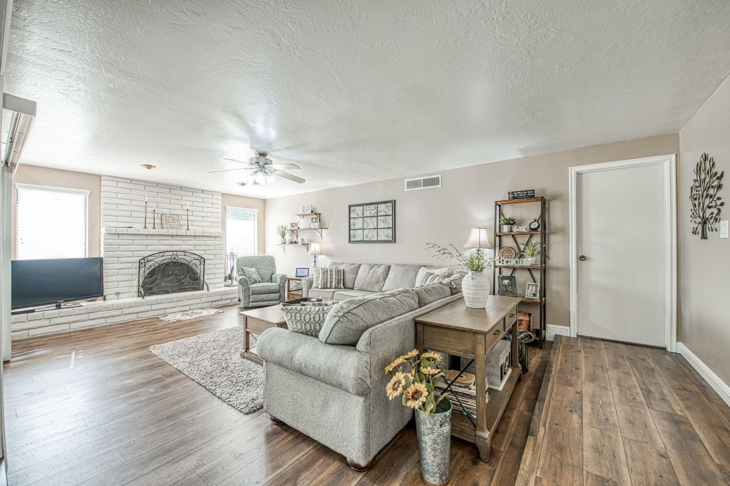 1557 W Warner Ave, Fresno, CA 93711