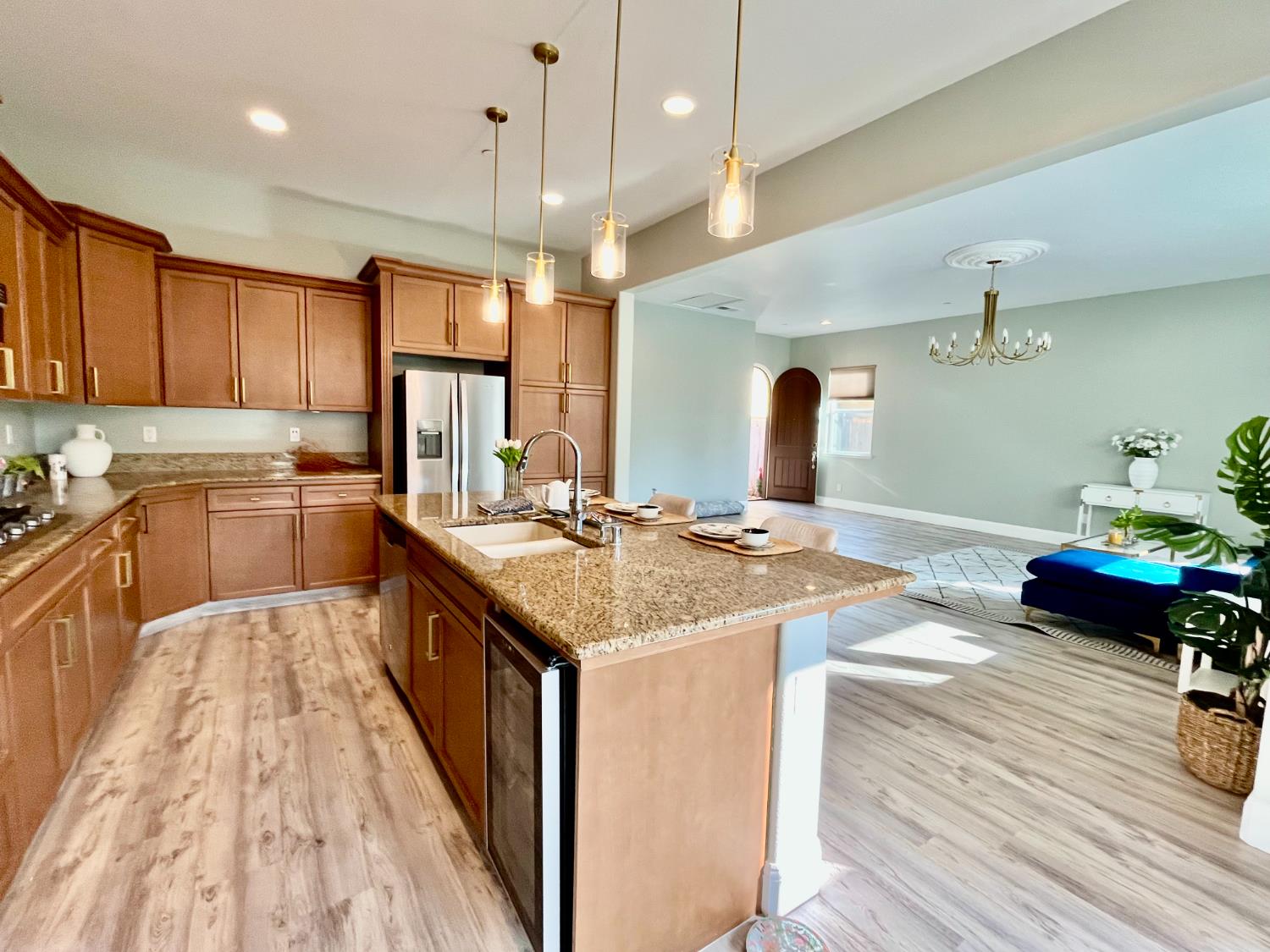 2845 E Goshen, Fresno, CA 93720