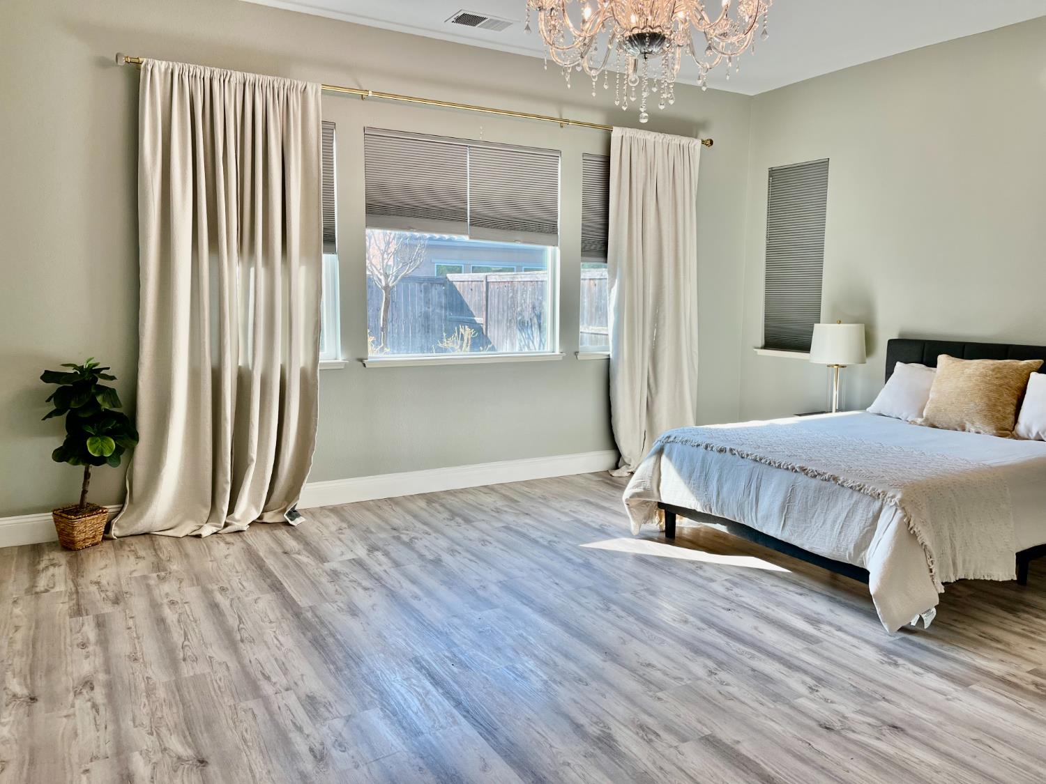 2845 E Goshen, Fresno, CA 93720