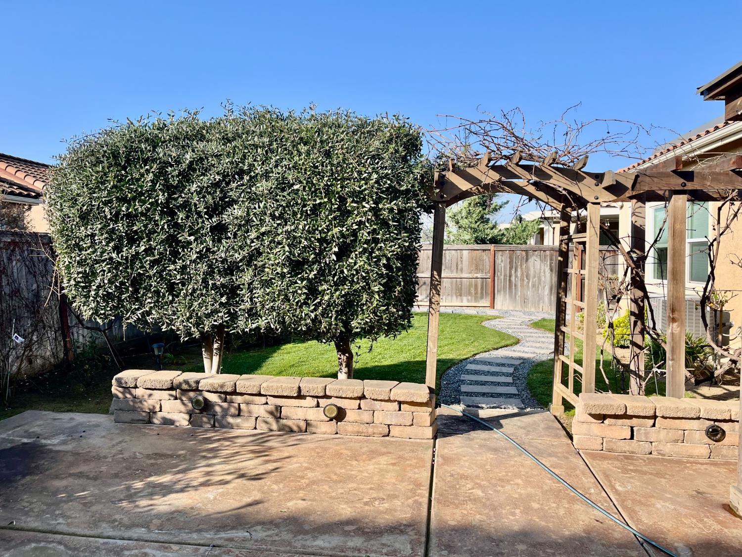 2845 E Goshen, Fresno, CA 93720