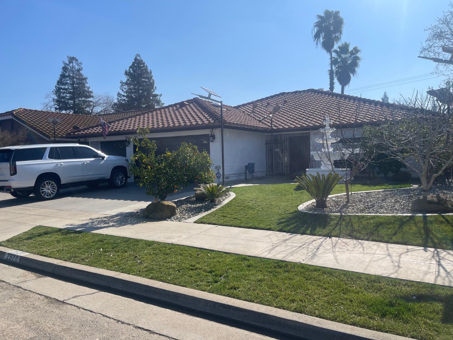 2520 Meadowrest Way, Madera, CA 93637