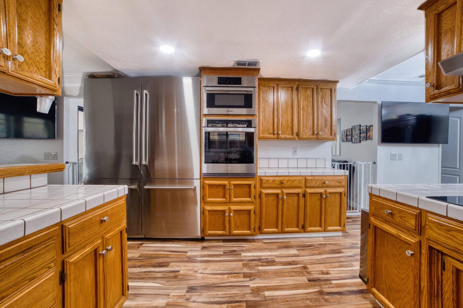 2520 Meadowrest Way, Madera, CA 93637