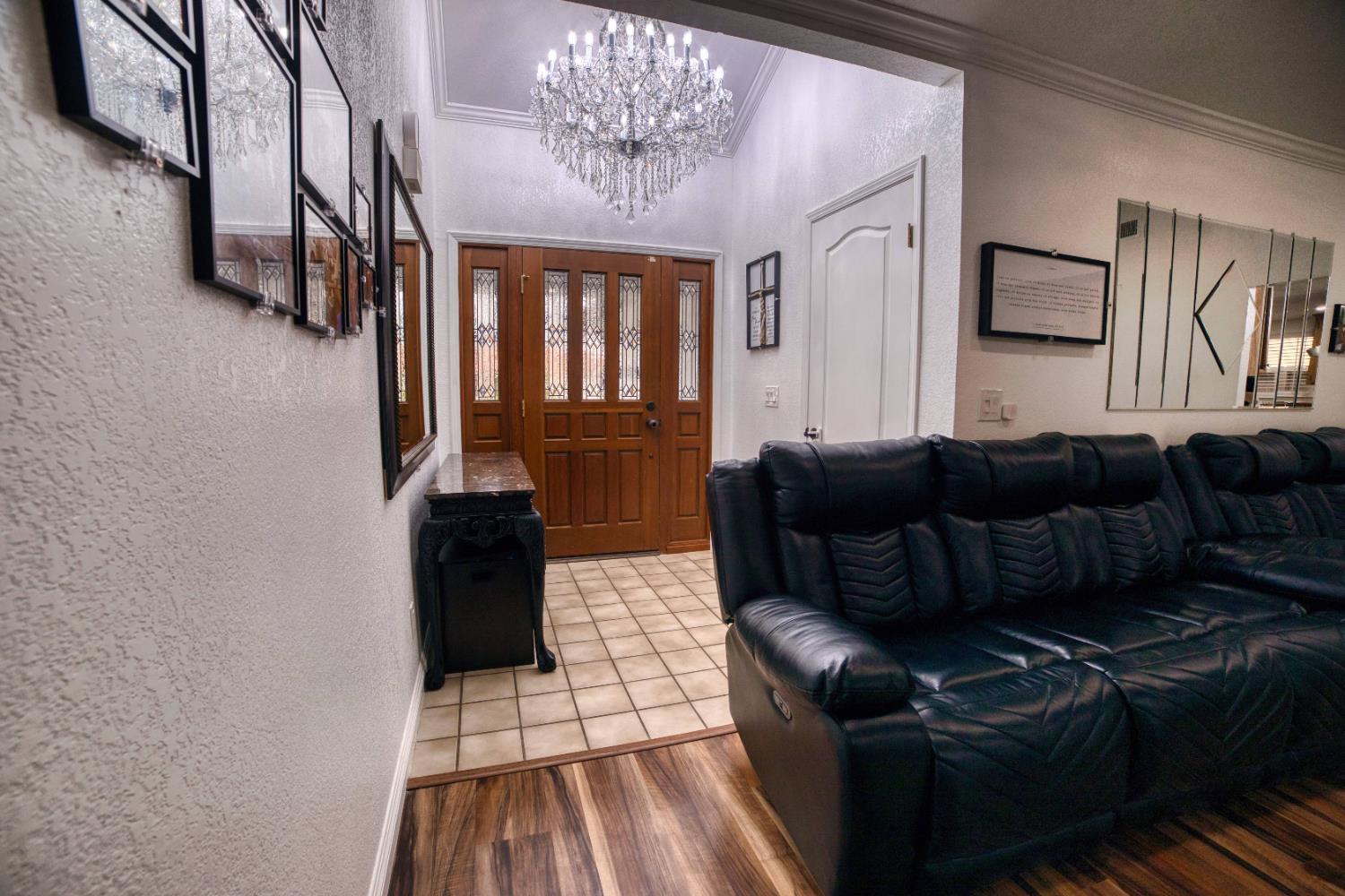 2520 Meadowrest Way, Madera, CA 93637