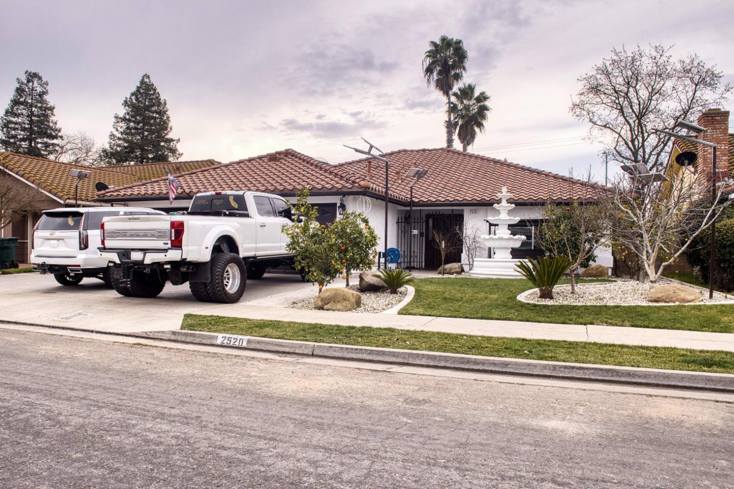 2520 Meadowrest Way, Madera, CA 93637