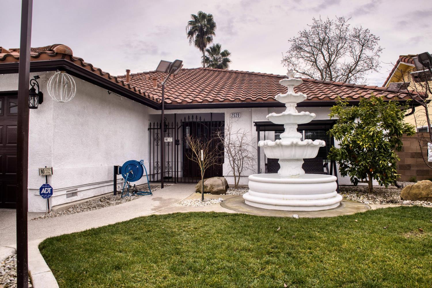 2520 Meadowrest Way, Madera, CA 93637