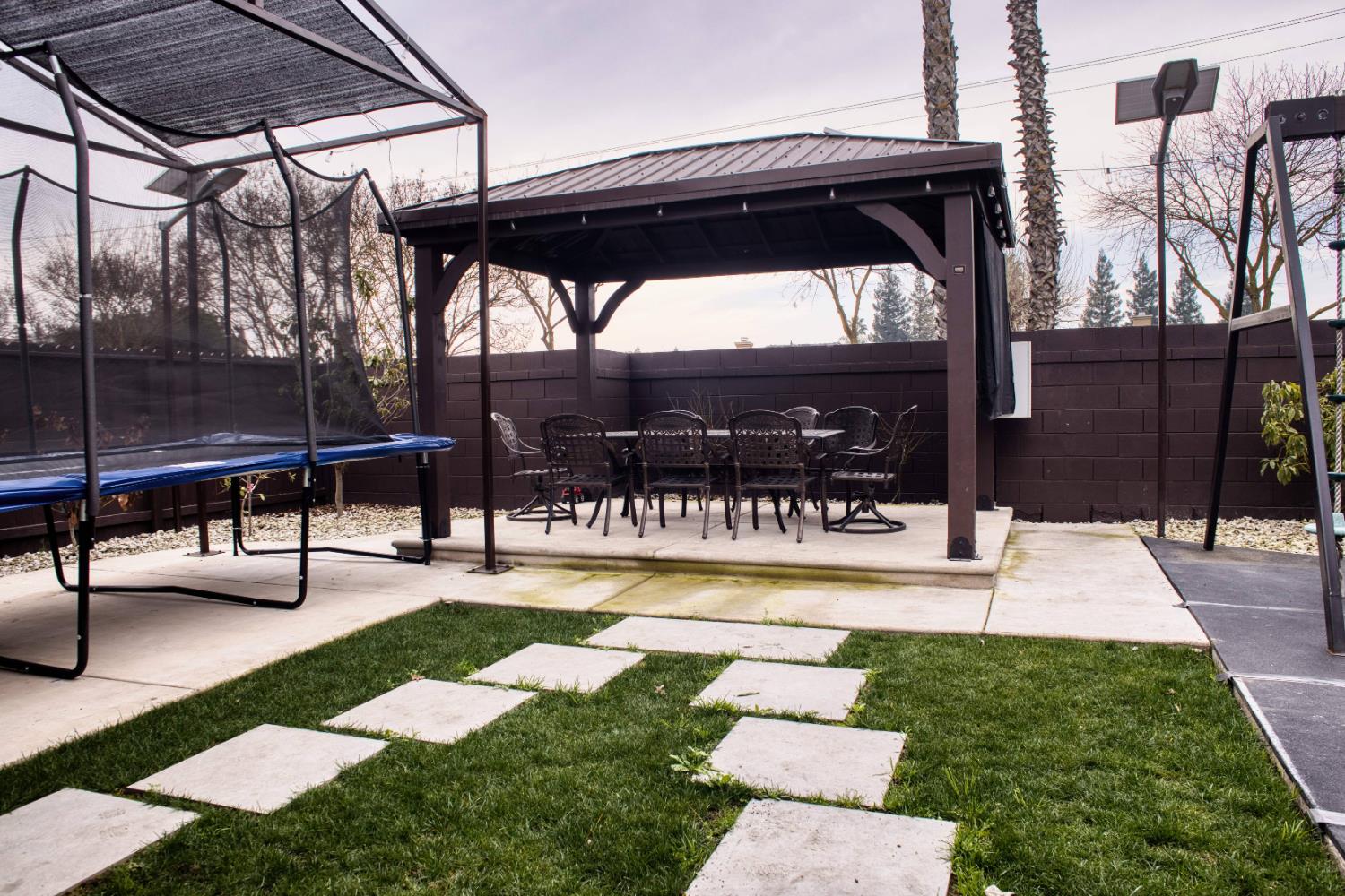 2520 Meadowrest Way, Madera, CA 93637