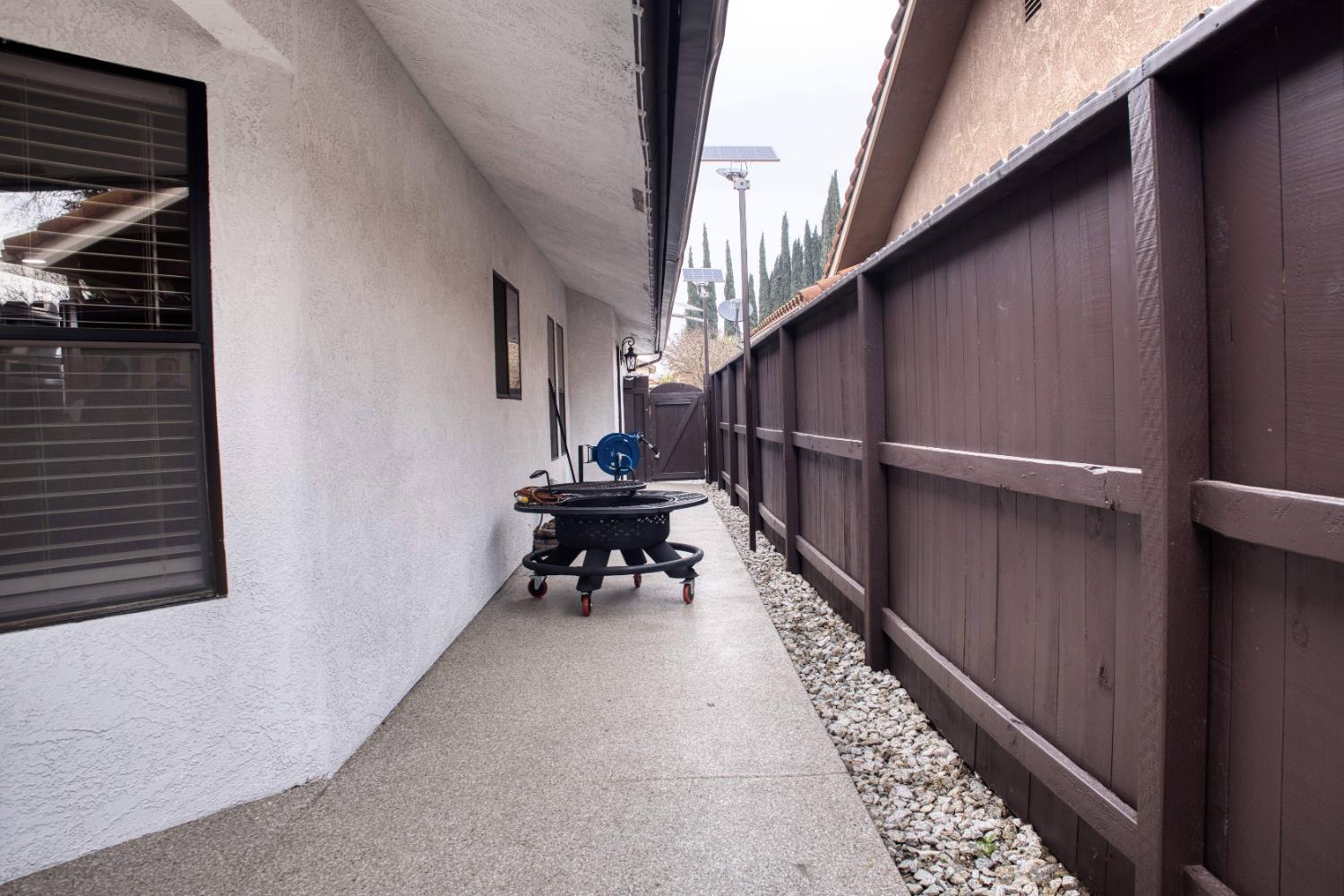 2520 Meadowrest Way, Madera, CA 93637