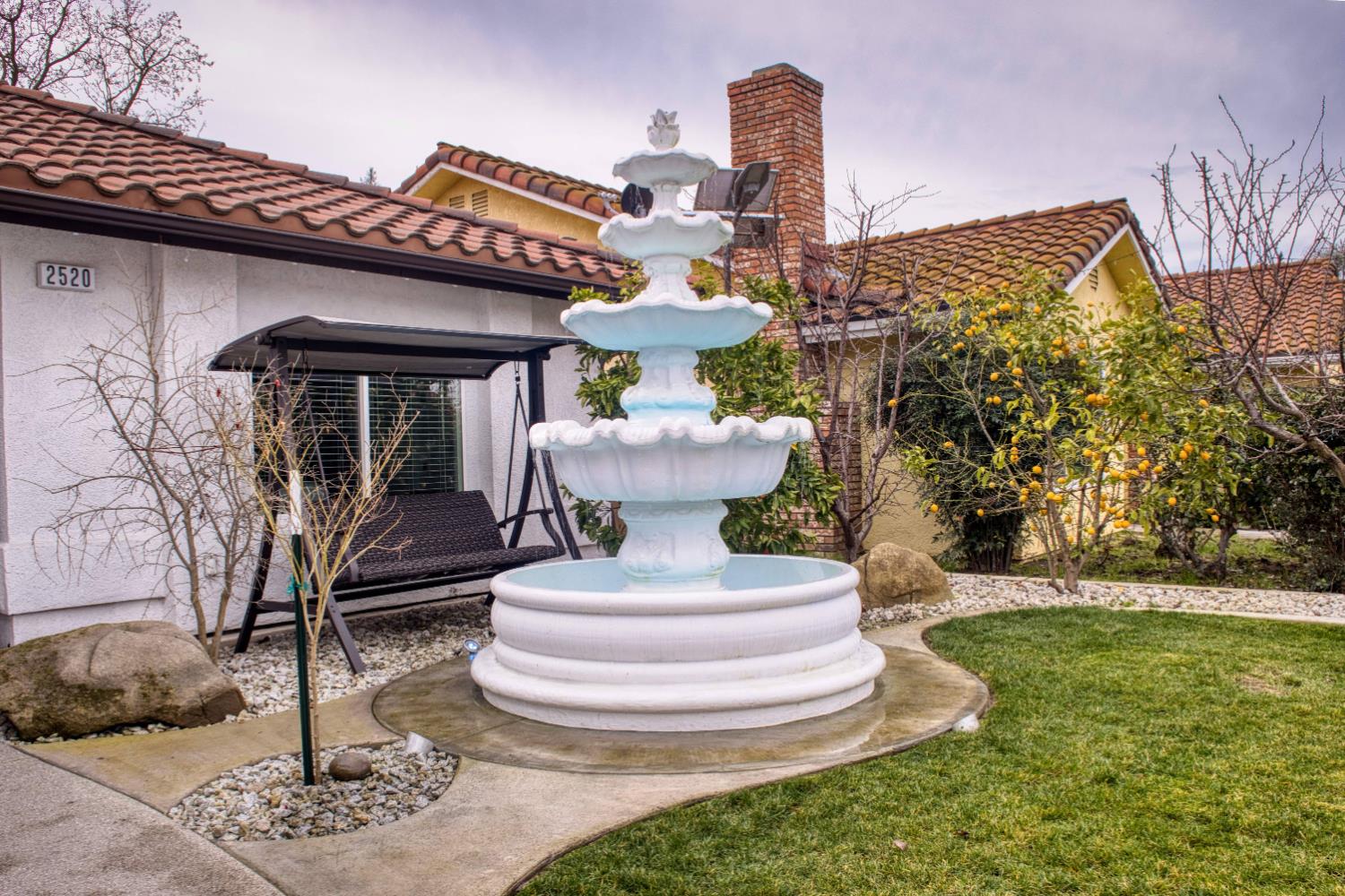 2520 Meadowrest Way, Madera, CA 93637