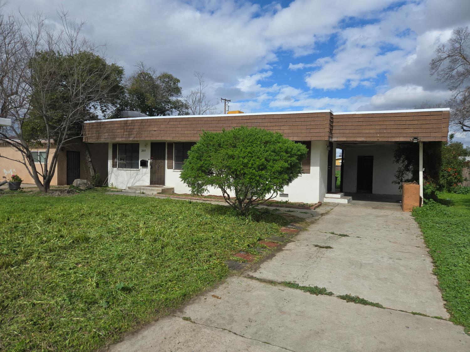 2003 E Buckingham Way, Fresno, CA 93726