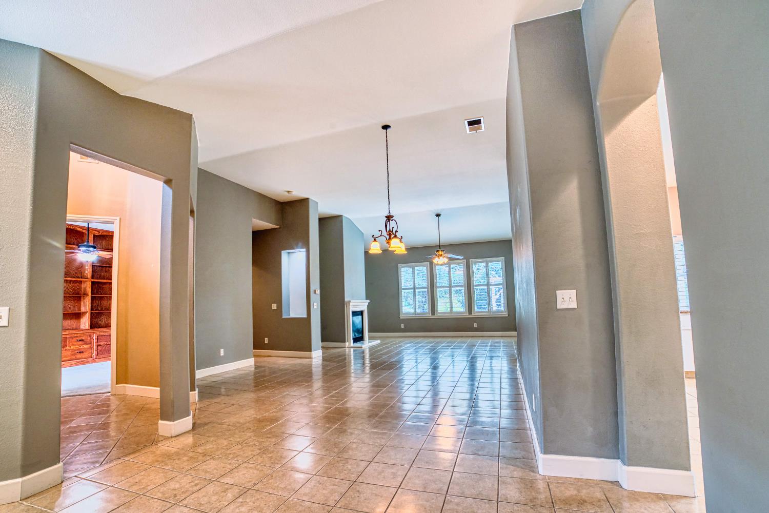 6009 W Goux Ave, Fresno, CA 93722