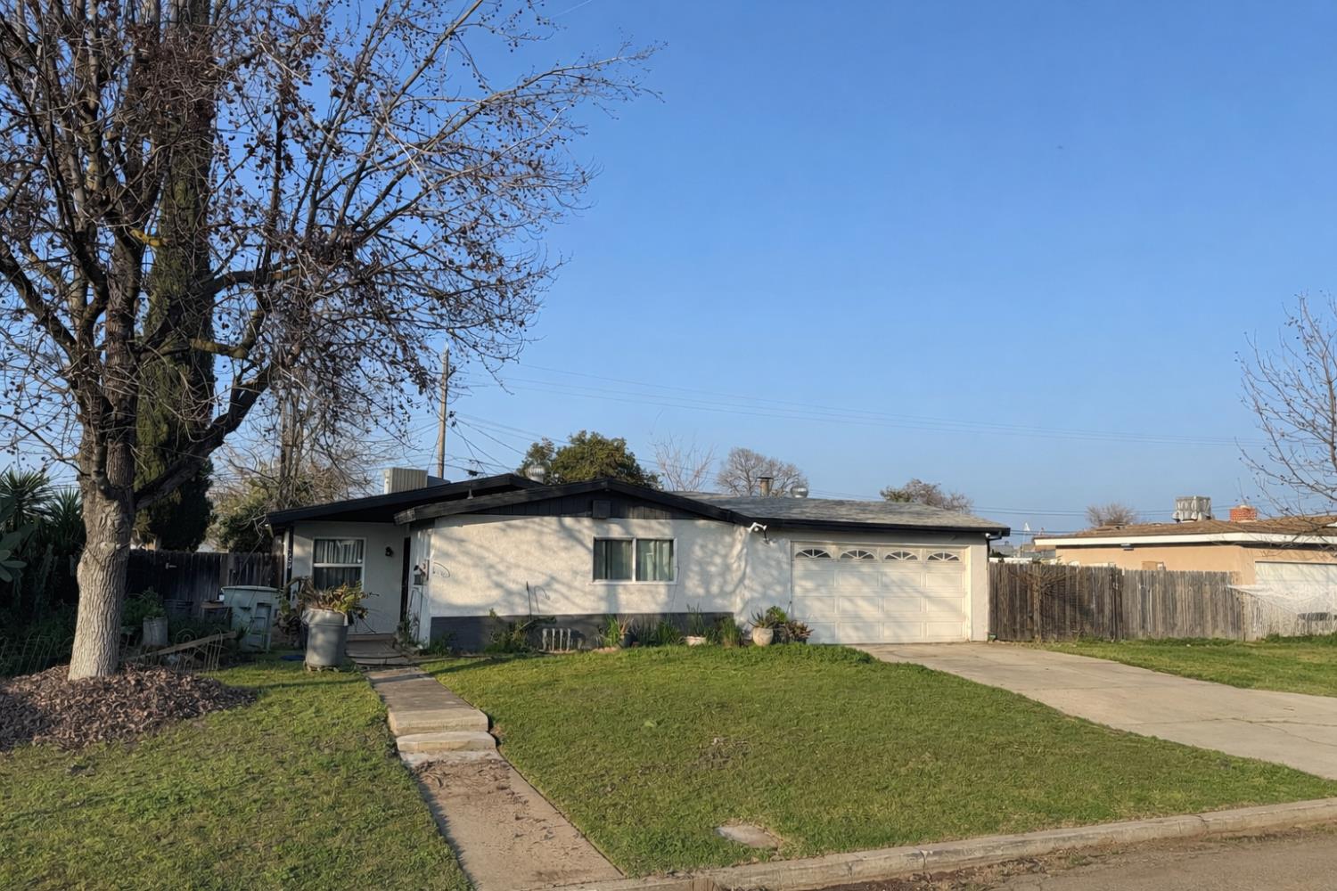 122 E Calimyrna Ave, Fresno, CA 93710