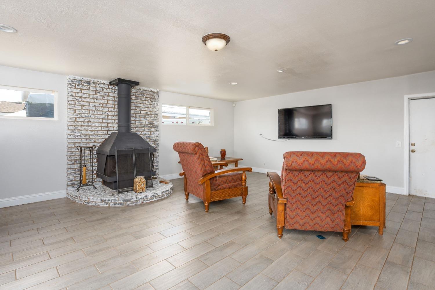 122 E Calimyrna Ave, Fresno, CA 93710