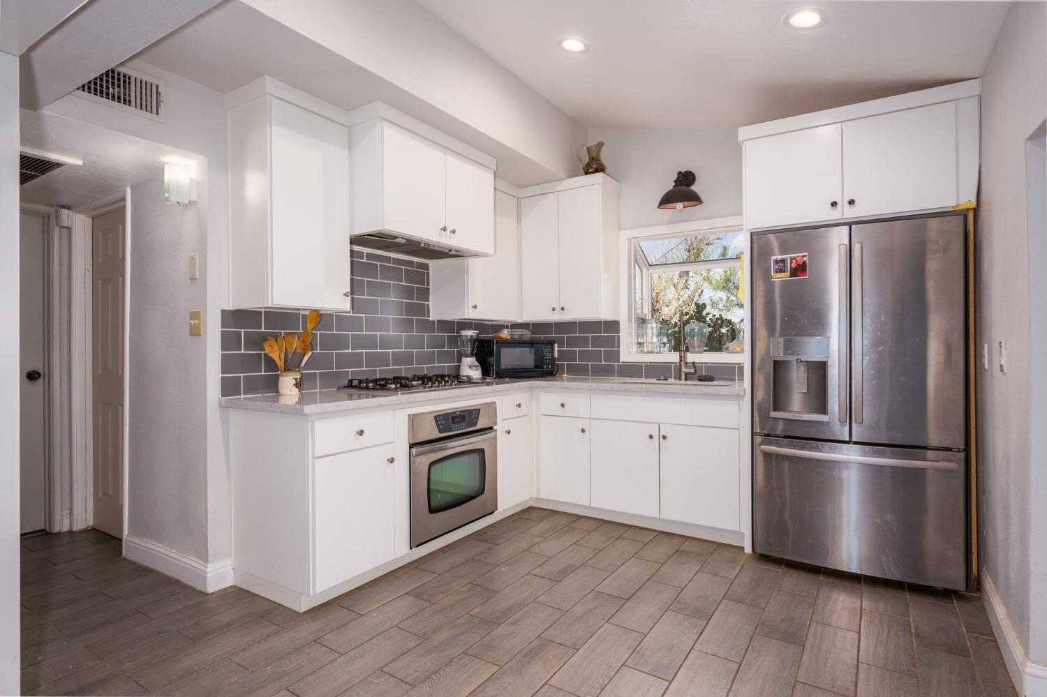 122 E Calimyrna Ave, Fresno, CA 93710