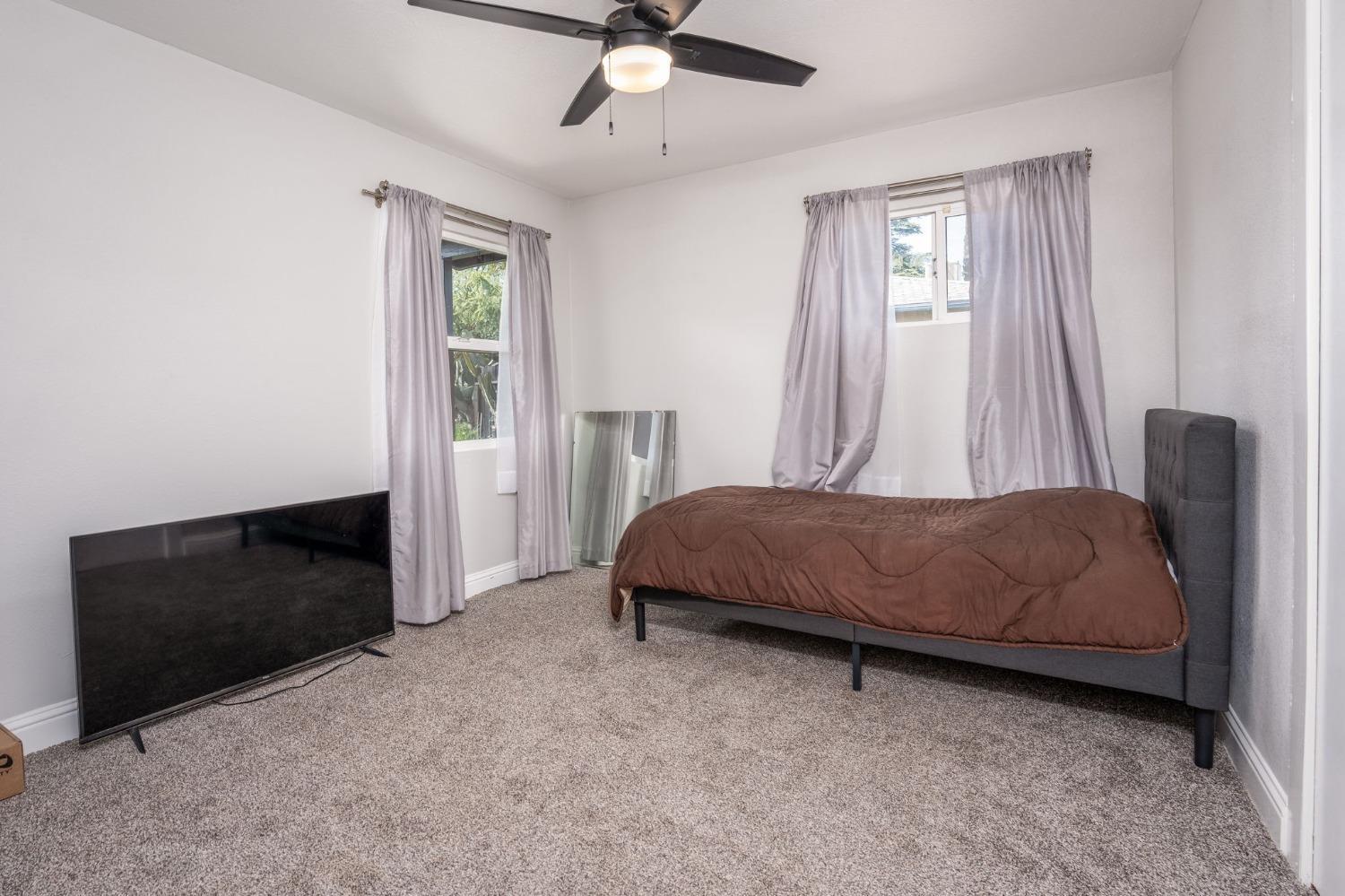 122 E Calimyrna Ave, Fresno, CA 93710