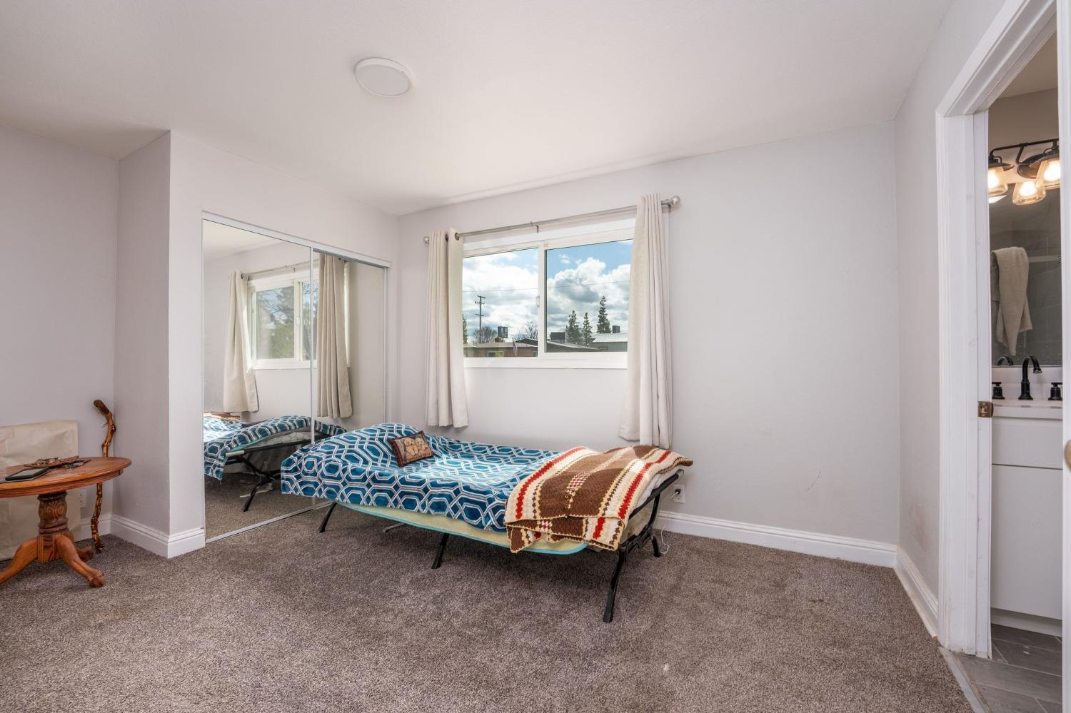 122 E Calimyrna Ave, Fresno, CA 93710