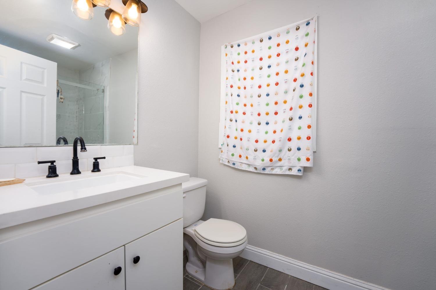 122 E Calimyrna Ave, Fresno, CA 93710