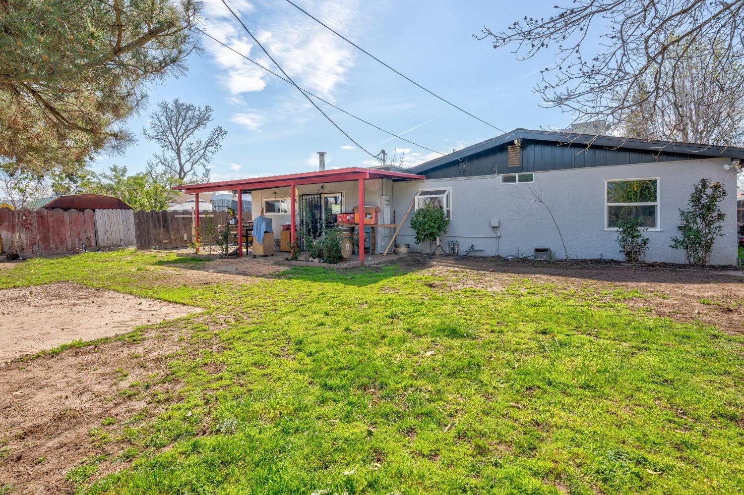 122 E Calimyrna Ave, Fresno, CA 93710