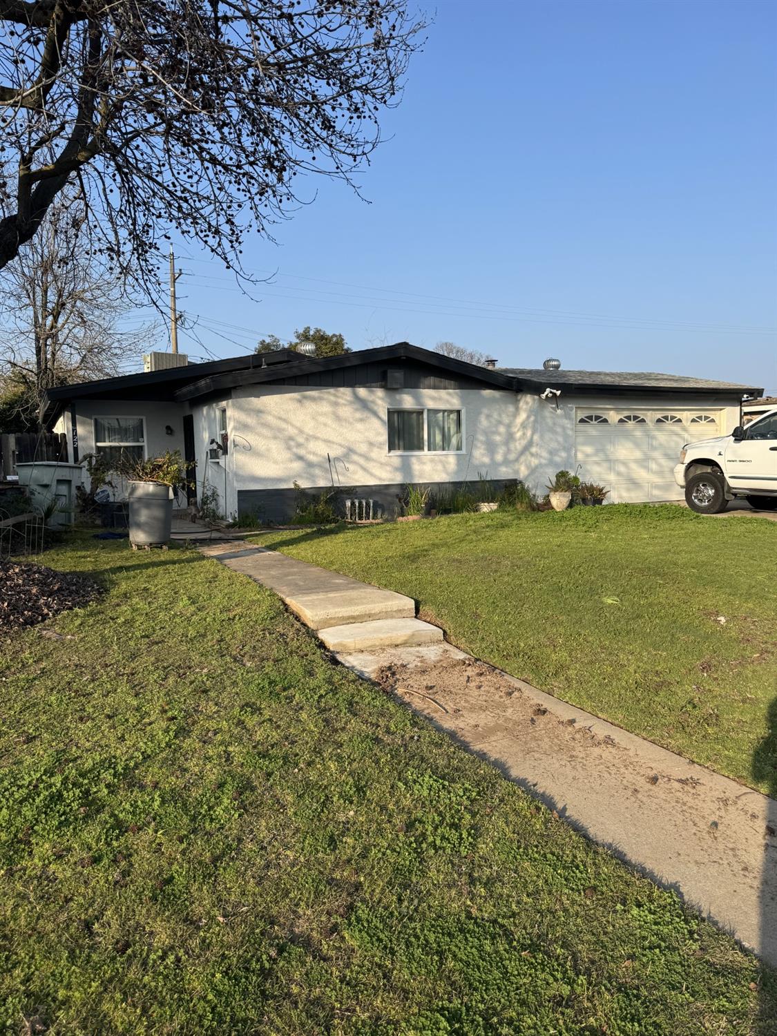 122 E Calimyrna Ave, Fresno, CA 93710