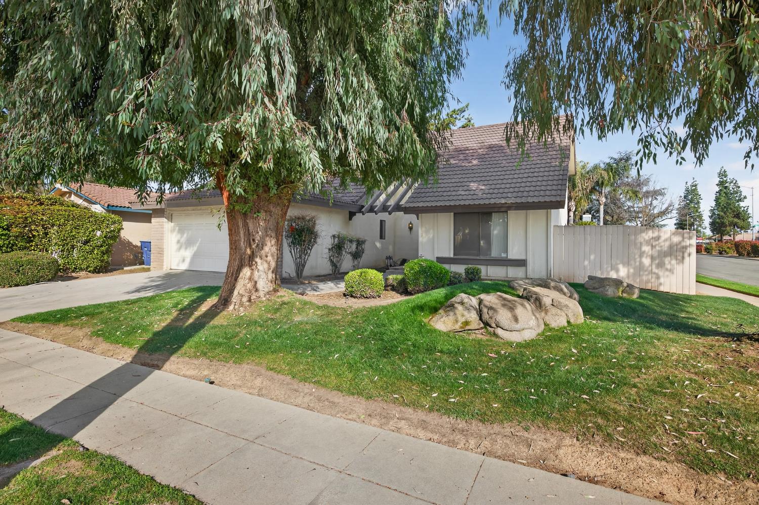 8020 N Angus St, Fresno, CA 93720