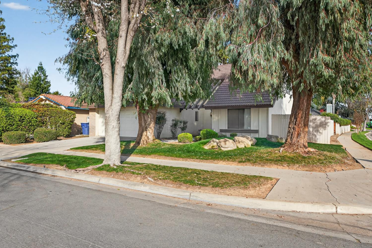 8020 N Angus St, Fresno, CA 93720