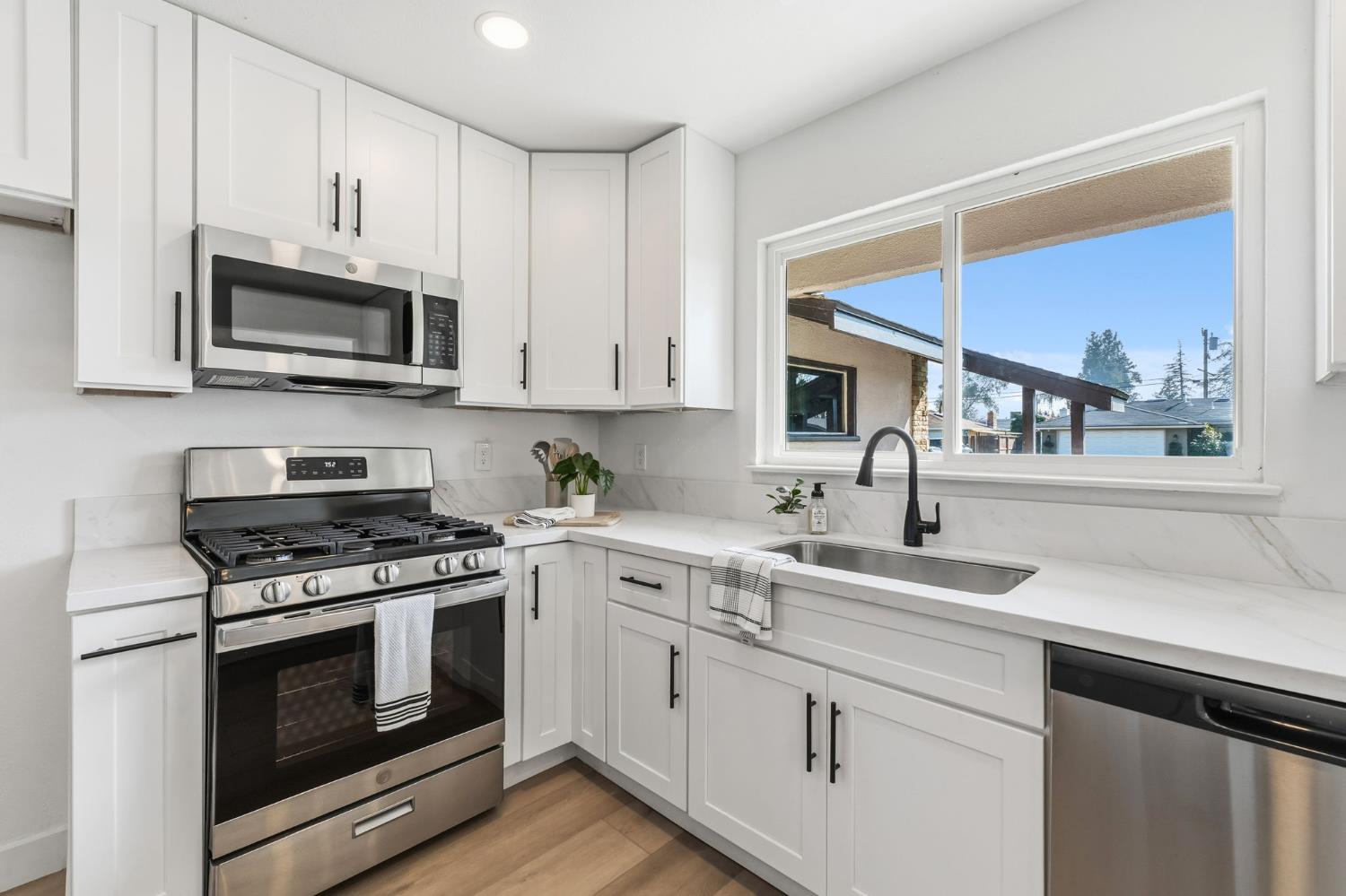 2625 E Sussex Way, Fresno, CA 93726