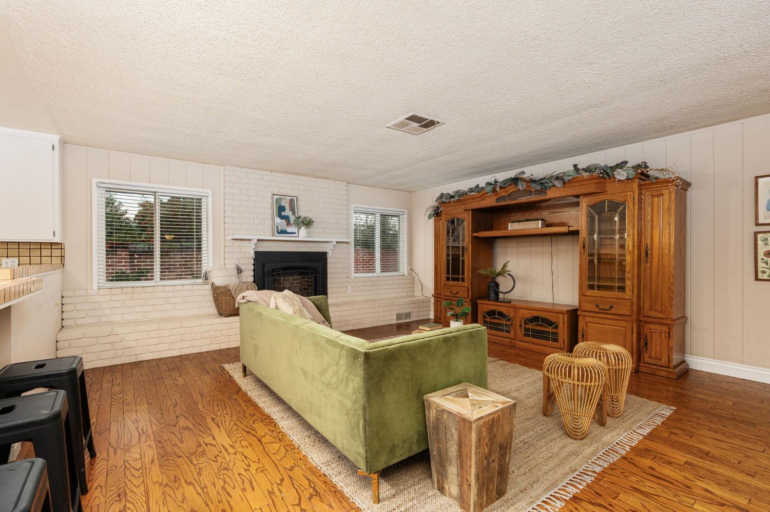 5662 N Thorne Ave, Fresno, CA 93711