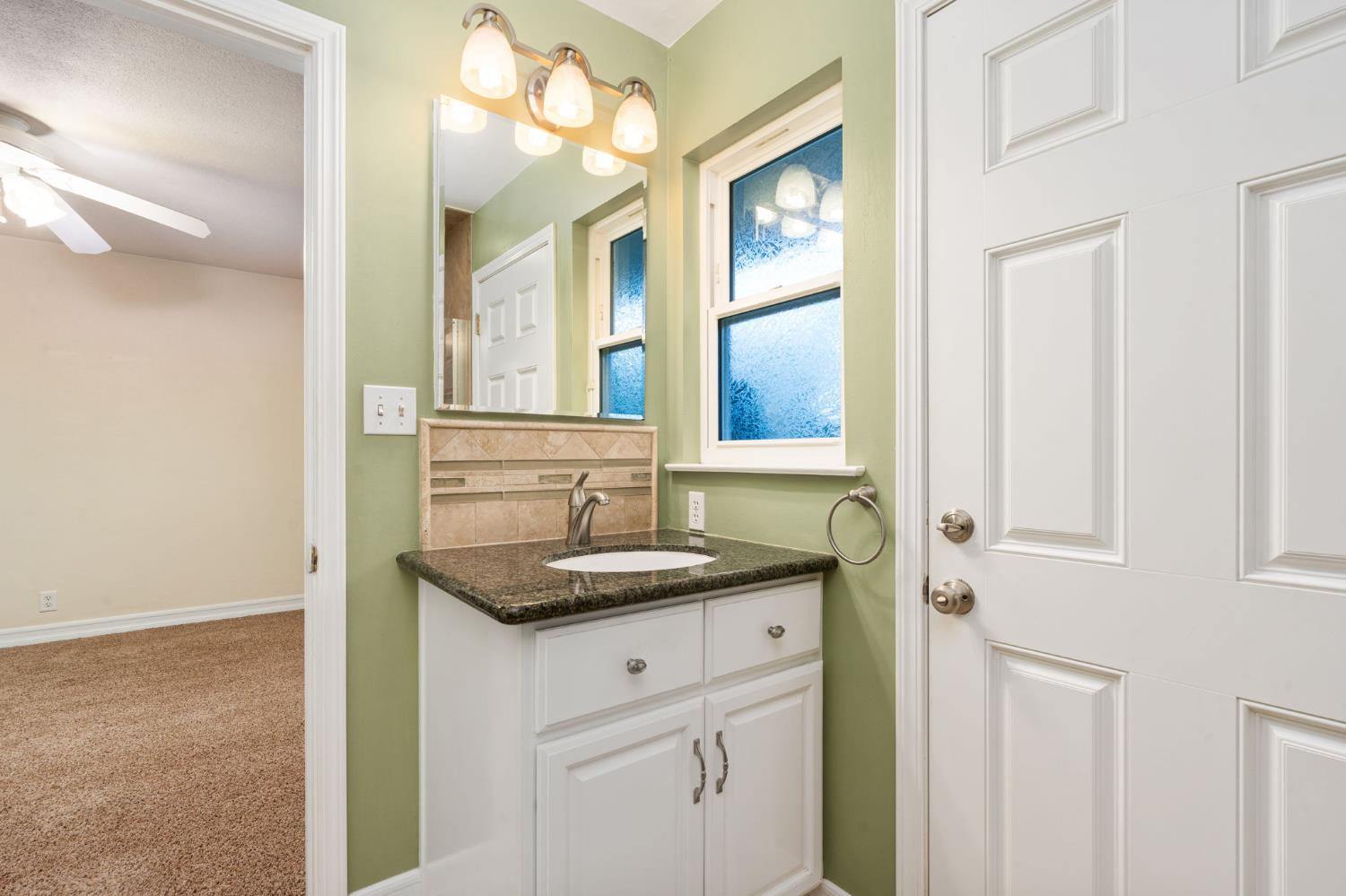 5662 N Thorne Ave, Fresno, CA 93711