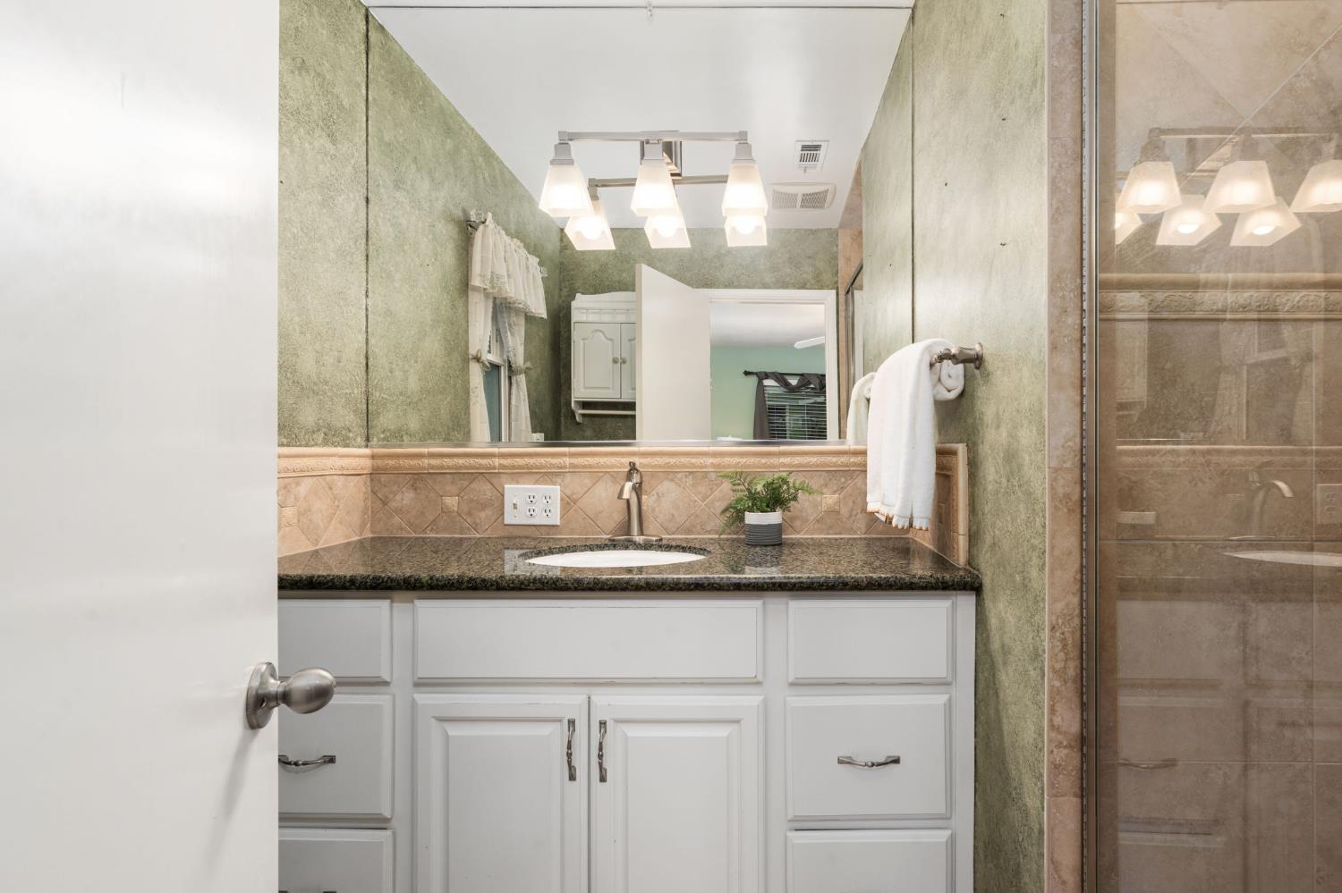 5662 N Thorne Ave, Fresno, CA 93711